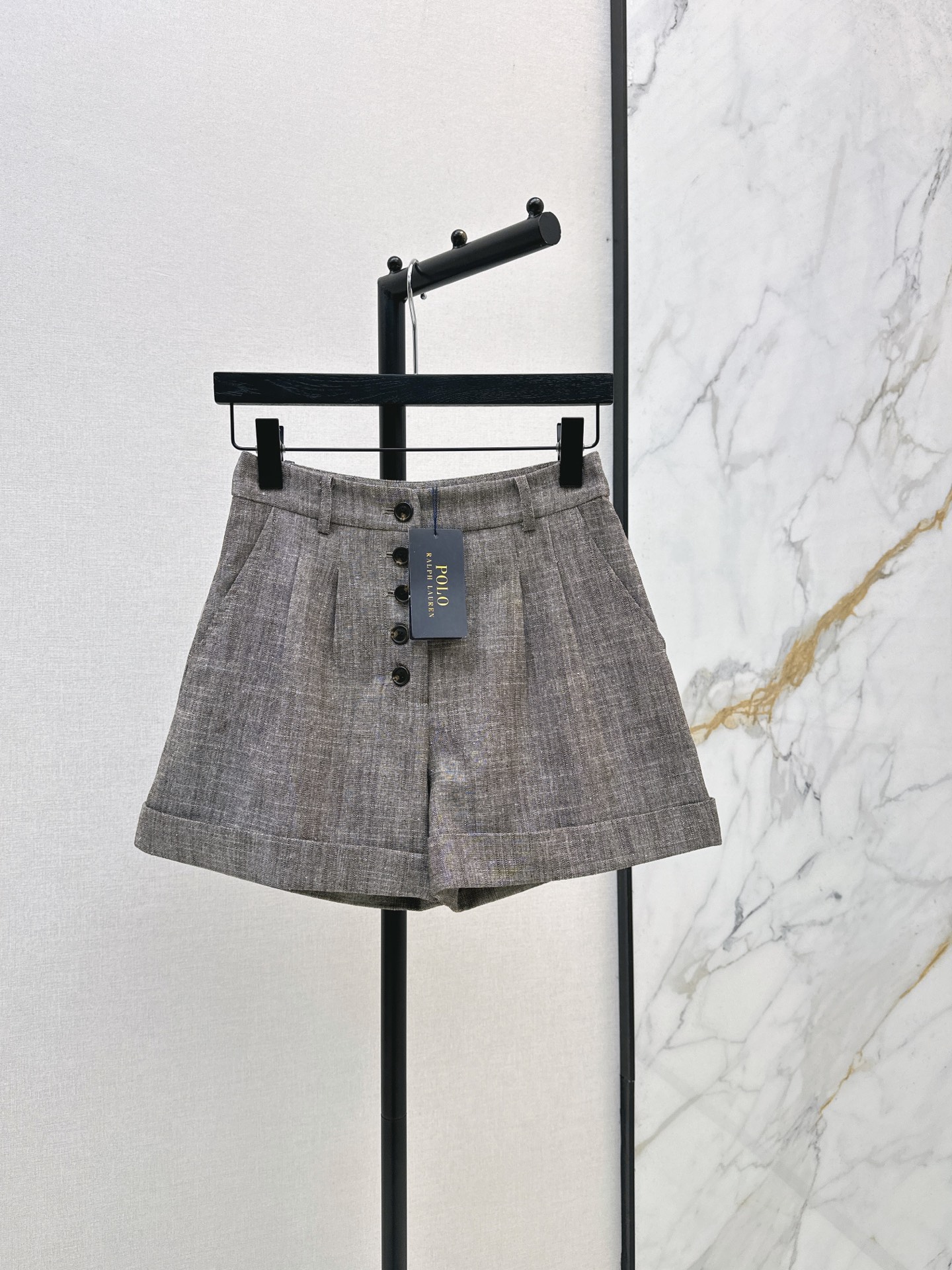 NO:886067,American retro RL 26Ss——the latest linen breasted high-waisted shorts for spring and summer. The high-grade gray is so versatile. It is super easy to wear. It is an indispensable item in summer. It is an artifact that shows the length of legs. No matter how you match it, you can’t go wrong. It is practical to wear. One color sml,,shorts,19860909美式复古 RL 26Ss———春夏最新款亚麻排扣高腰短裤 高级灰色希太百搭了 超级好穿 是夏季不可缺少的单品 显腿长的神器 不管怎么搭配都不会出错 很实穿 一色sml,,shorts,,Women's clothing