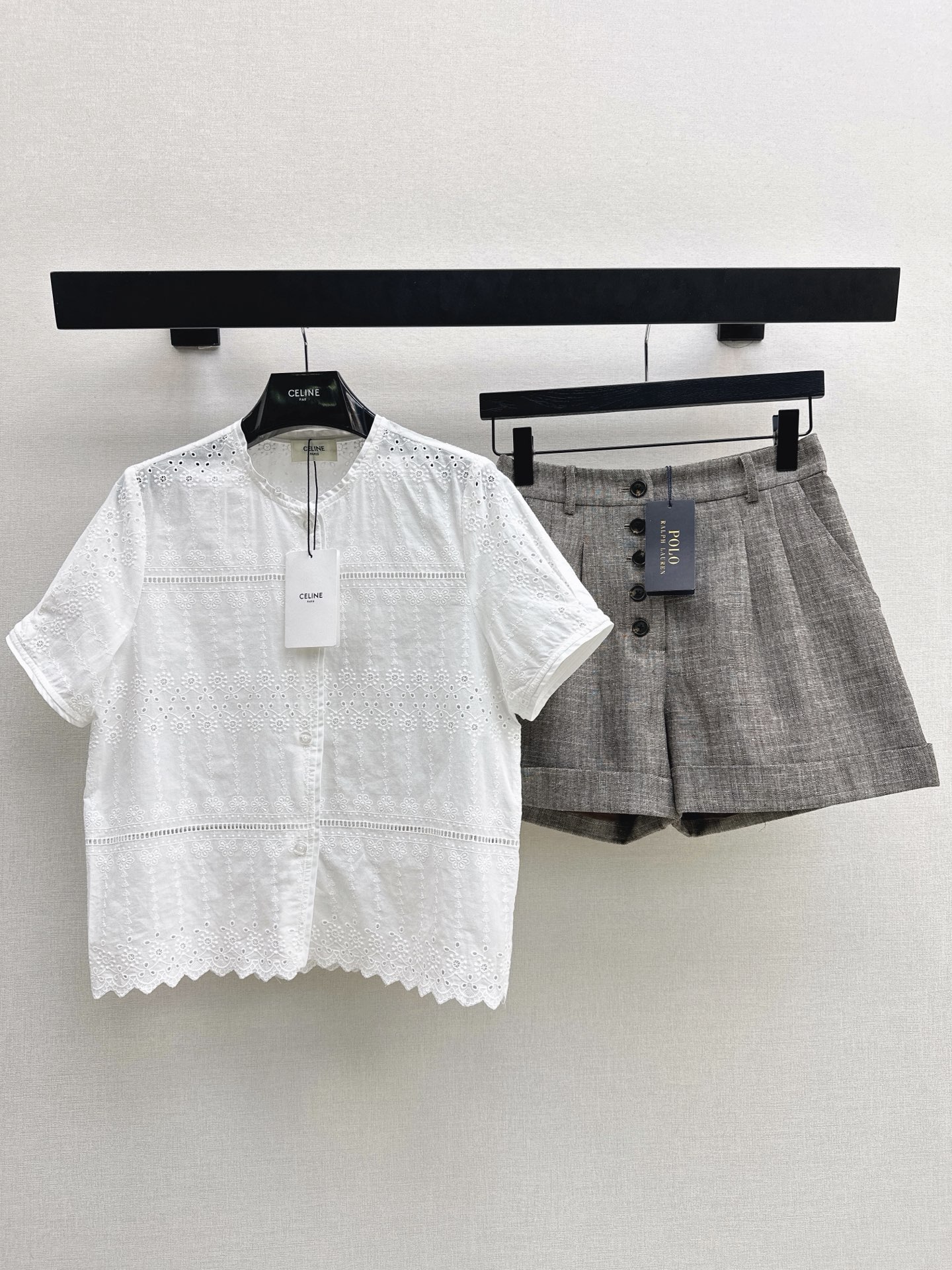 NO:886078,Elegant and temperamental top Ce 26Ss————The latest hollow embroidered shirt for spring and summer. A gentle item. It shows a white skin tone. The short style is matched with a slightly loose silhouette. The upper body is very elegant and it is not difficult to match. It can be worn with skirts and trousers. The hollow embroidered fabric is made by heavy industry. The details are very textured. One color sml, skirts, shirts,19860909优雅气质小上衣 Ce 26Ss————春夏最新款镂空刺绣衬衫 一整个温柔的单品 超显肤色白 短款搭配微宽松廓形剪裁 上身优雅极了 并且搭配也没有难度 半裙裤子都可以搭 重工定制的镂空刺绣面料 细节很显质感 一色sml,,skirts,shirts,,Women's clothing