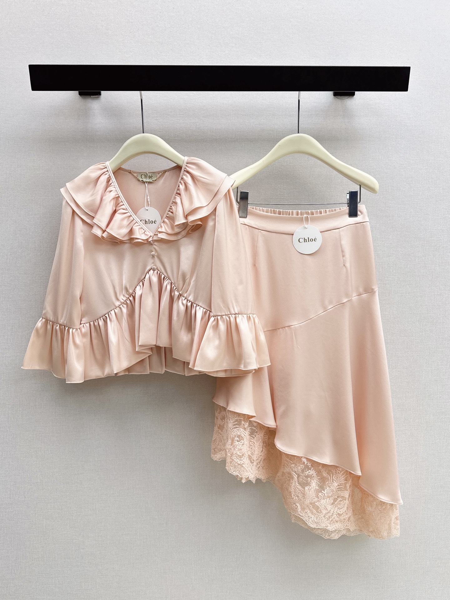 NO:886089,Tops, skirts, full of fairy spirit Ch～E 26Ss - the latest spring and summer vacation series suit, ruffled lace top + spliced ​​lace irregular skirt, a good-looking vacation feel. The upper body is so beautiful, full of fairy spirit, elegant acetate blended fabric, many details worthy of consideration, heavy-duty model, the skirt is made of particularly large materials, full of three-dimensionality, wear it as a set or separately, get two colors separately, sml,,skirts,19860909上衣 半裙 仙气十足 Ch～E 26Ss———春夏最新款度假系列套装 荷叶花边上衣+拼接蕾丝不规则裙摆半裙 敲好看的度假Feel 上身太好看了吧 仙气感十足 飘逸感醋酸混纺面料 有很多值得推敲的细节 细节重工款 半裙用料特别大 立体感十足 一套穿或者分开搭配随意Get 两色分开发 sml,,skirts,,Women's clothing