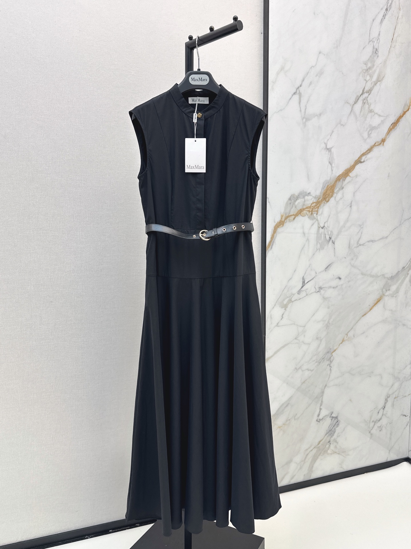 NO:886111,Max 26Ss————The latest minimalist style sleeveless long dress for spring and summer. Old money and high-end. Minimalist design. High waistline and large umbrella skirt. It is matched with a belt to tighten the waist. It can easily separate the golden body proportions. It can make you look thinner and taller, whether it is daily or commuting. High-quality poplin cotton fabric. Two-color sml, skirts, gold,19860909Max 26Ss————春夏最新款极简风无袖长款连衣裙 老钱又高级 极简设计感 高腰线伞状大裙摆剪裁版型 搭配了腰带收腰 轻松分割出黄金身材比例感 显瘦显高 不管是日常或者通勤都OK 高品质府绸棉面料 两色sml,,skirts,gold,,Women's clothing