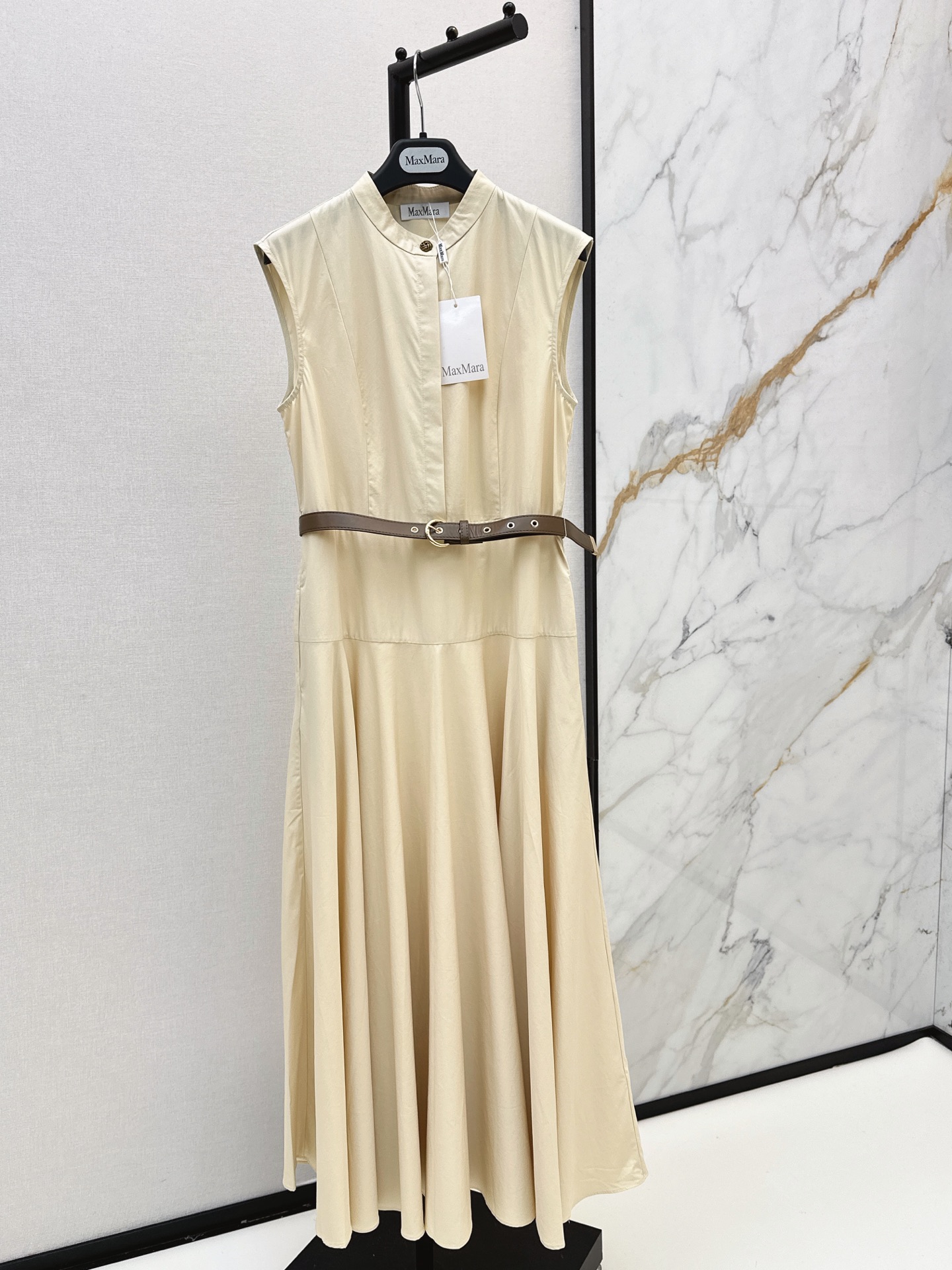 NO:886122,Max 26Ss————The latest minimalist style sleeveless long dress for spring and summer. Old money and high-end. Minimalist design. High waistline and large umbrella skirt. It is matched with a belt to tighten the waist. It can easily separate the golden body proportions. It can make you look thinner and taller, whether it is daily or commuting. High-quality poplin cotton fabric. Two-color sml, skirts, gold,19860909Max 26Ss————春夏最新款极简风无袖长款连衣裙 老钱又高级 极简设计感 高腰线伞状大裙摆剪裁版型 搭配了腰带收腰 轻松分割出黄金身材比例感 显瘦显高 不管是日常或者通勤都OK 高品质府绸棉面料 两色sml,,skirts,gold,,Women's clothing