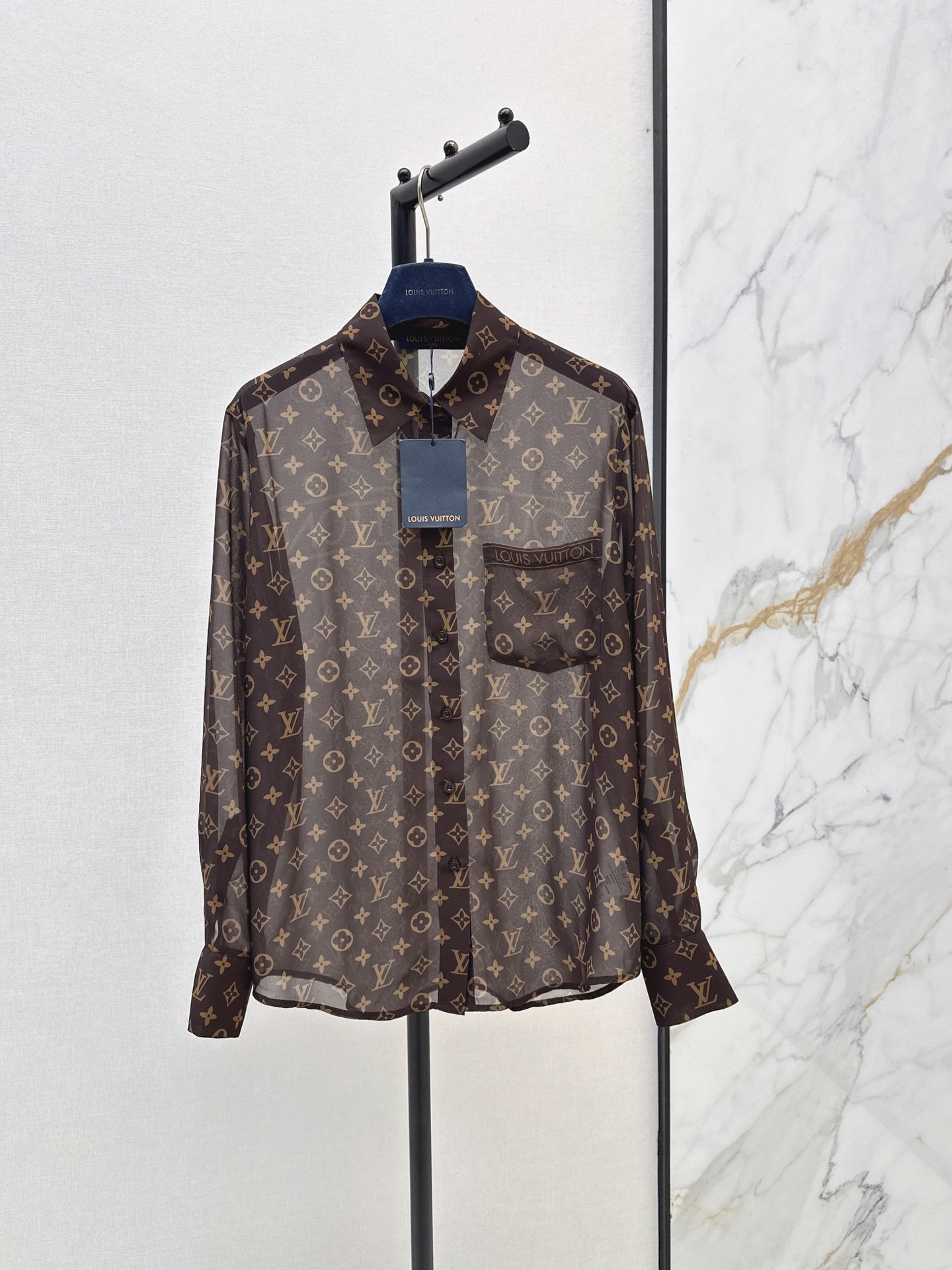 NO:887290,L's 26Ss - the latest presbyopic see-through chiffon shirt for spring and summer. Retro and noble. It is fully printed with the classic Monogram presbyopic pattern. The letter printing on the chest and back strengthens the brand recognition. It is low-key and noble. It uses exquisite seams and buttons of the same color. The details are full of texture. The semi-transparent design has a hazy atmosphere. It is easy to wear with a lazy and relaxed feeling. One color sml,, louis vuitton, shirts,19860909L家 26Ss————春夏最新款老花透视雪纺衬衫 复古又贵气 满印经典Monogram老花图案,胸前和后背的字母印花强化品牌辨识度,低调又显贵 采用精致锁边和同色系纽扣 细节质感拉满 半透设计自带朦胧氛围感 轻松穿出慵懒松弛感 一色sml,,louis vuitton,shirts,,Women's clothing