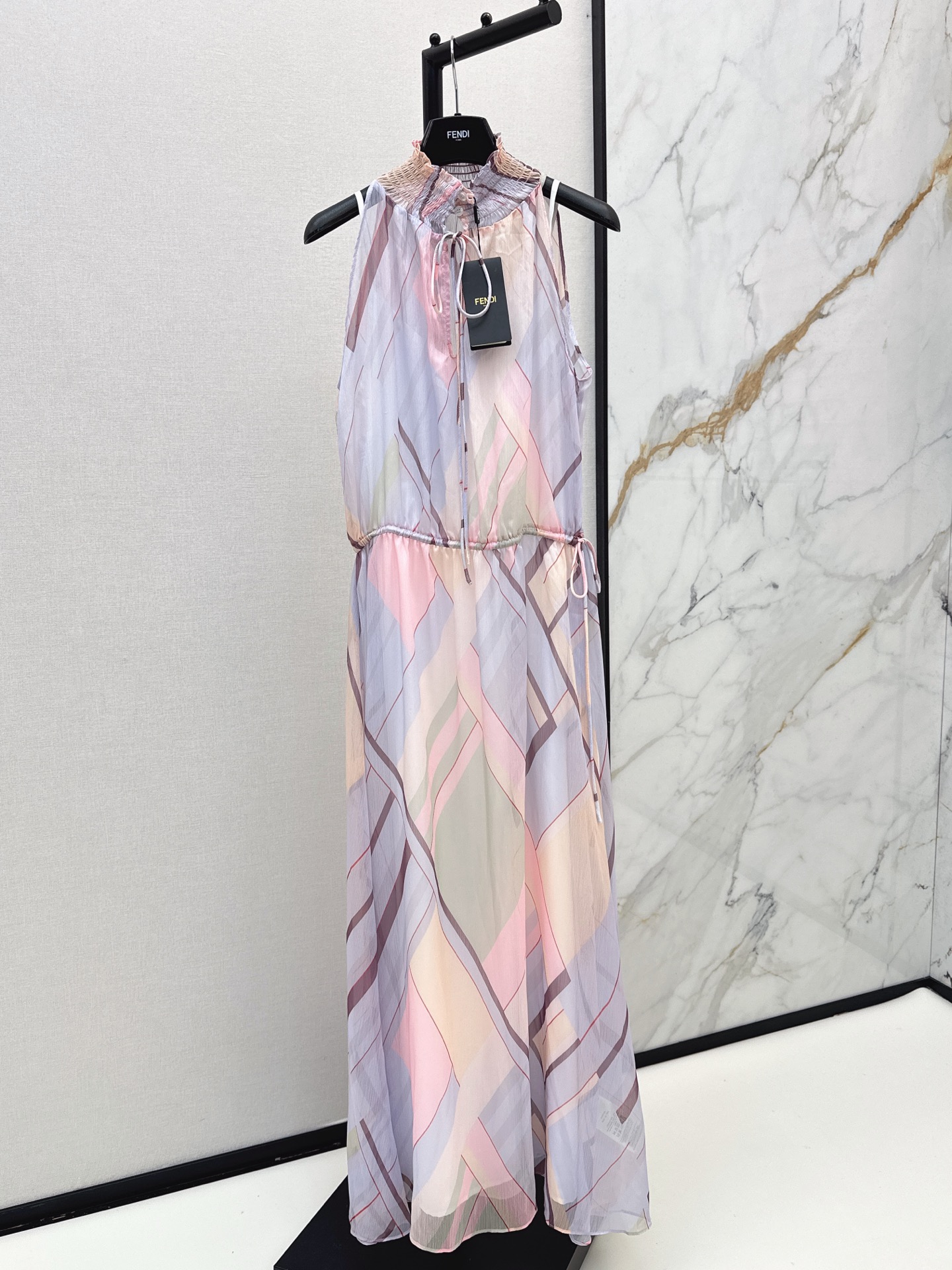 NO:887295,FD 26Ss - the latest spring and summer sfumato print long dress made of light and transparent fabric, pink and purple contrasting geometric stripes, gentle and dreamy, fungus-edged stand-up collar, white sling lining is not transparent, waist strap can be adjusted freely, drape and swing to bring a sense of elegance when walking, vacation, afternoon tea, date wear to create a sense of atmosphere, cool and sweet atmosphere, one color sml,,skirts,19860909FD 26Ss————春夏最新款晕染印花长款连衣裙面料轻盈通透 粉紫撞色几何条纹温柔又梦幻 木耳边立领 白色吊带内衬不透肤 腰部系带可自由调节松紧 垂坠大摆走路自带飘逸感 度假出游 下午茶 约会穿氛围感拉满 清冷甜美的氛围感一色sml,,skirts,,Women's clothing