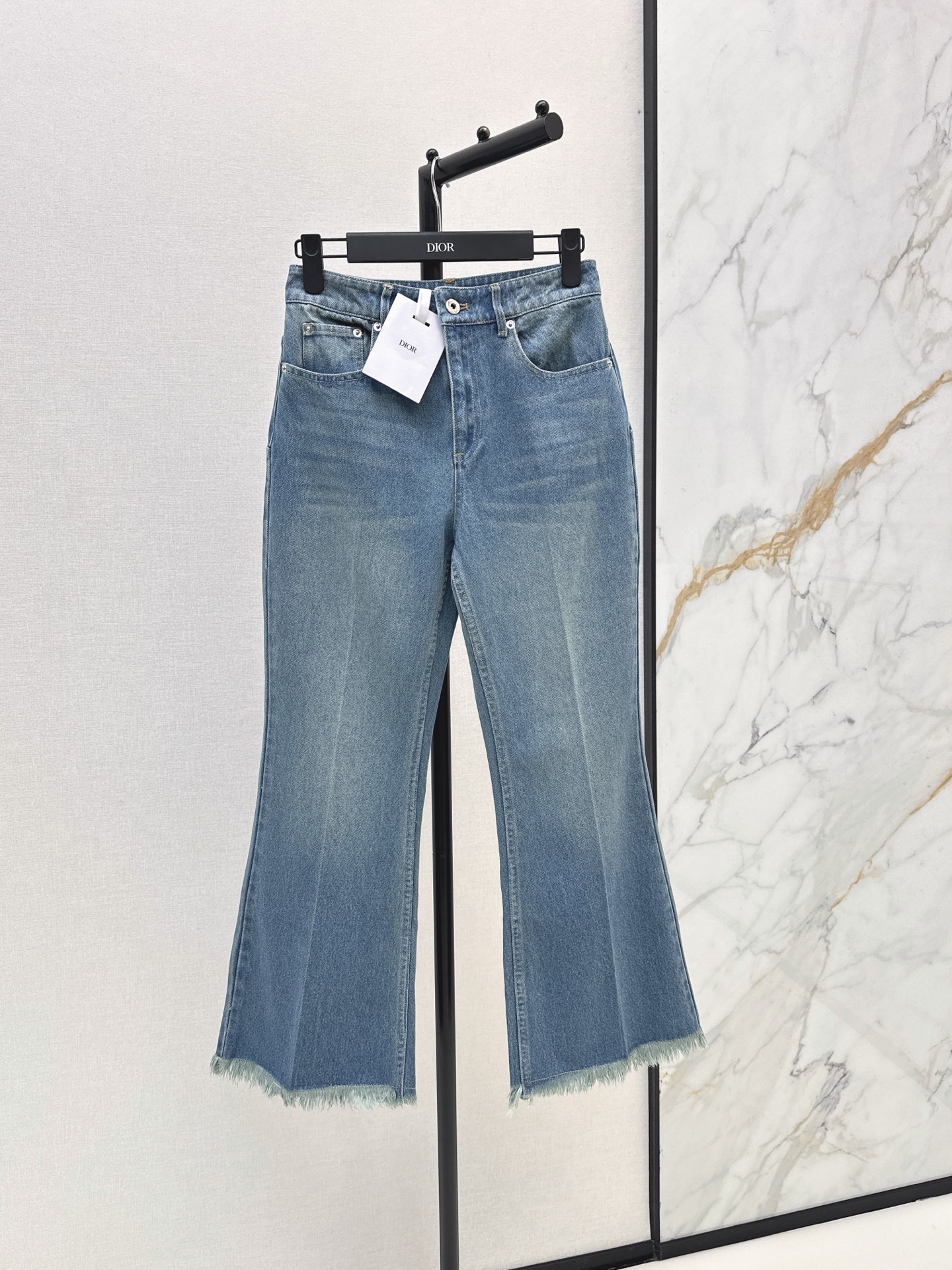 NO:887302,CD 26Ss————The latest style of retro distressed washed denim jeans for spring and summer. Super fashionable and personalized color tones, cool and sassy on the upper body. The texture is fine and the cotton feels natural and muscular. One color smlxl,,jeans,19860909CD 26Ss————春夏最新款复古做旧洗水丹宁牛仔裤 超时髦个性色调上身又酷又飒爽 纹理细腻棉感自然 有筋骨感 一色smlxl,,jeans,,Women's clothing