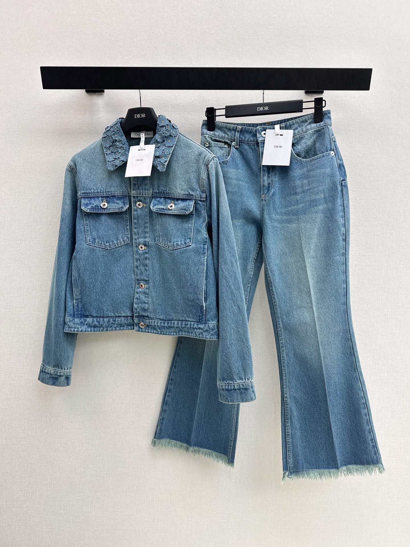 NO:887308,CD 26Ss————The latest style of retro distressed washed denim denim jacket for spring and summer. Super fashionable and personalized color tones. The upper body is cool and sassy. The texture is fine and the cotton feels natural and muscular. One color smlxl,,jackets & coats,19860909CD 26Ss————春夏最新款复古做旧洗水丹宁牛仔外套超时髦个性色调上身又酷又飒爽 纹理细腻棉感自然 有筋骨感 一色smlxl,,jackets & coats,,Women's clothing