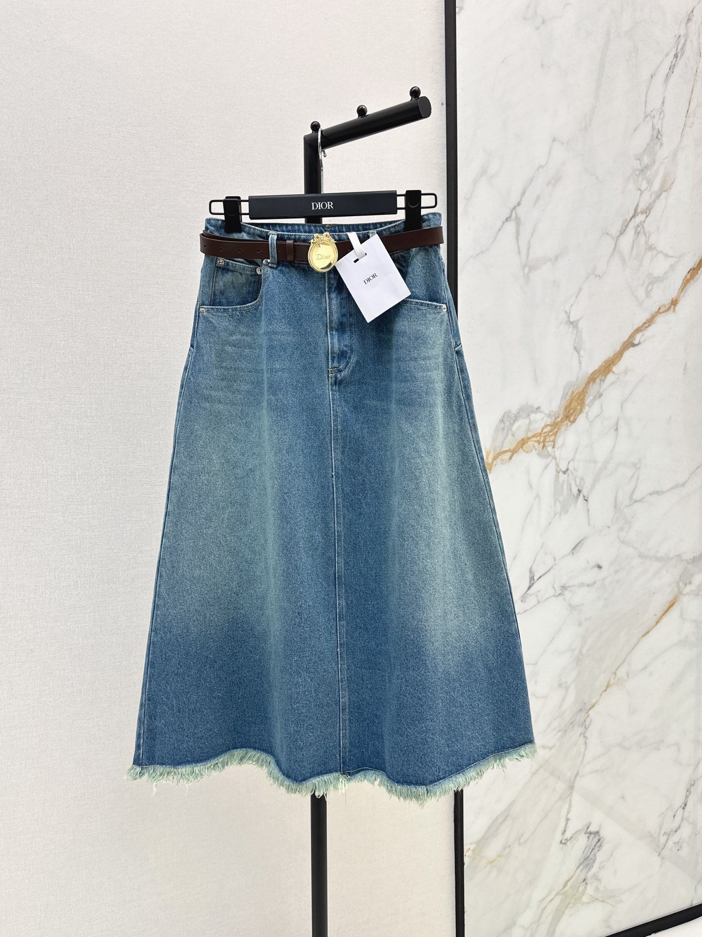 NO:887261,CD 26Ss————The latest style of retro distressed washed denim denim skirt for spring and summer. Super fashionable and personalized tones, the upper body is cool and sassy. The texture is fine and the cotton feels natural and muscular. It comes with a belt. One color smlxl,,skirts,19860909CD 26Ss————春夏最新款复古做旧洗水丹宁牛仔半裙 超时髦个性色调上身又酷又飒爽 纹理细腻棉感自然 有筋骨感 配腰带 一色smlxl,,skirts,,Women's clothing
