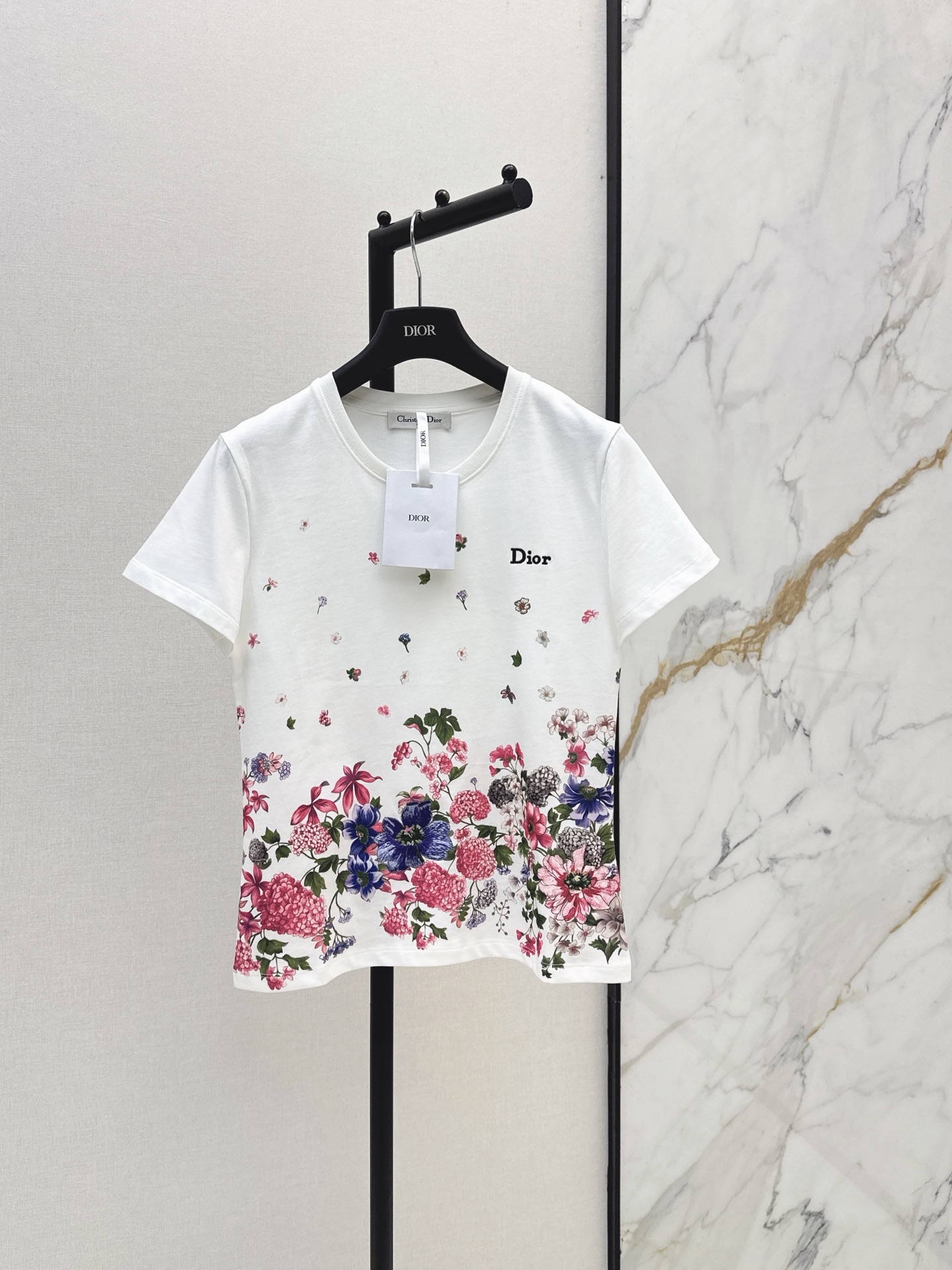 NO:887274,L Family 26Ss————The latest spring and summer floral pattern round neck T-shirt with printing + embroidery. The density is very high and the feel is super good. The details are perfect. The regular version is not picky at all. It is simple and generous on the upper body. It instantly enhances the temperament. Popular recommendation. One-color sml, Louis Vuitton, tees, t-shirt,19860909L家 26Ss————春夏最新款花卉图案圆领T恤印花+绣花 密度很高手感超好 细节完美 常规版型 上身完全不挑人简单大方 瞬间提升气质 爆款推荐 一色sml,,louis vuitton,tees，t-shirt,,Women's clothing