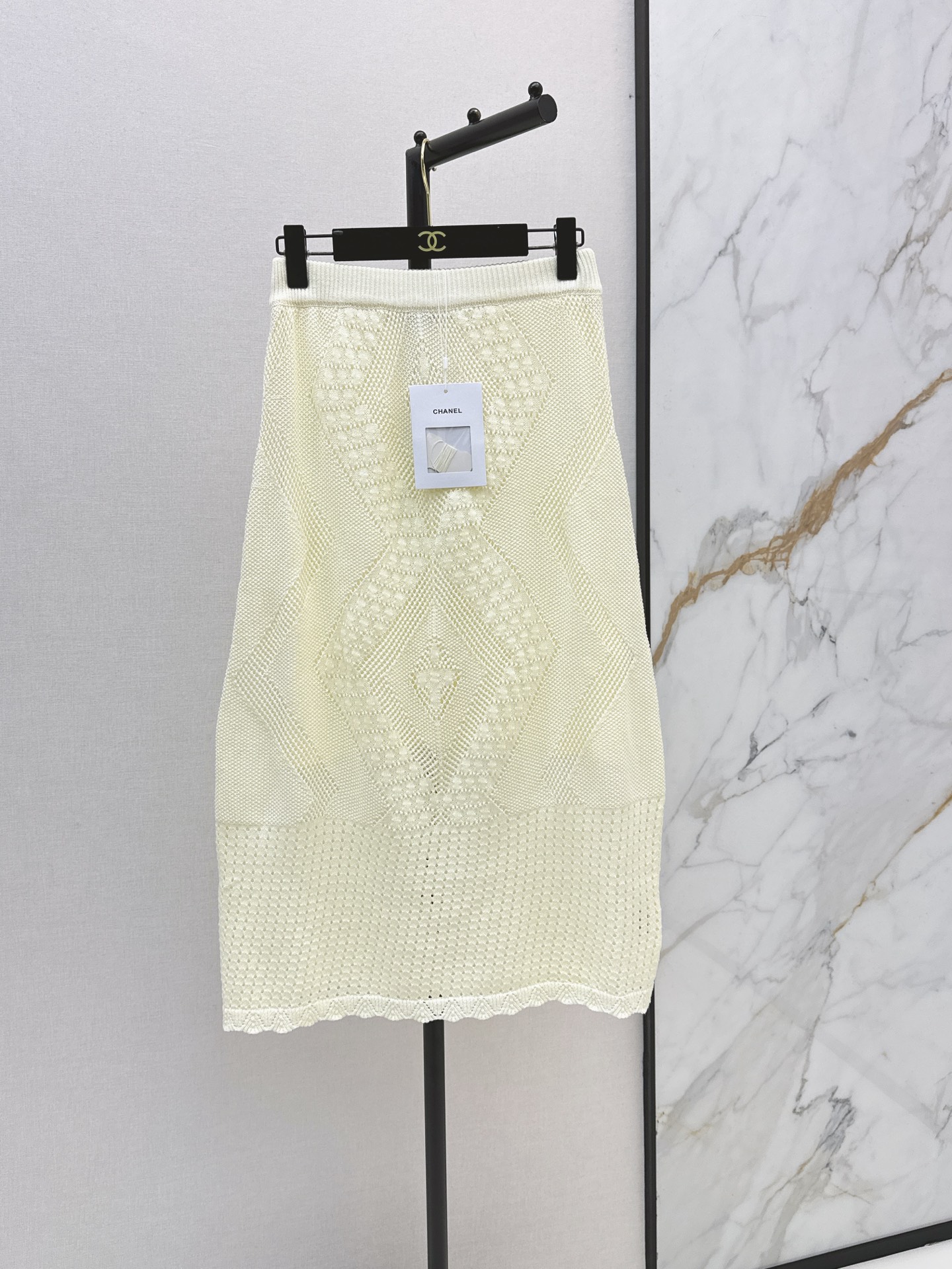NO:887288,C Home 26Ss————The latest spring and summer hollow knitted skirt is light and breathable. The geometric hollow texture is super design. It is soft and shows the waist line. The long skirt is slim-fitting and has hollow details on the skirt. It has perfect elegance and temperament. It can be easily controlled for daily commuting, dating and vacation. Paired with light-colored bags and shoes, the gentle atmosphere is directly full~ One color sml,,chanel,skirts,19860909C家 26Ss————春夏最新款镂空针织半裙轻薄透气 几何镂空纹理超有设计感 柔美又显腰线 长裙修身剪裁 裙摆镂空细节 优雅气质满分 日常通勤约会度假都能轻松驾驭 搭配浅色包包和单鞋 温柔氛围感直接拉满～ 一色sml,,chanel,skirts,,Women's clothing