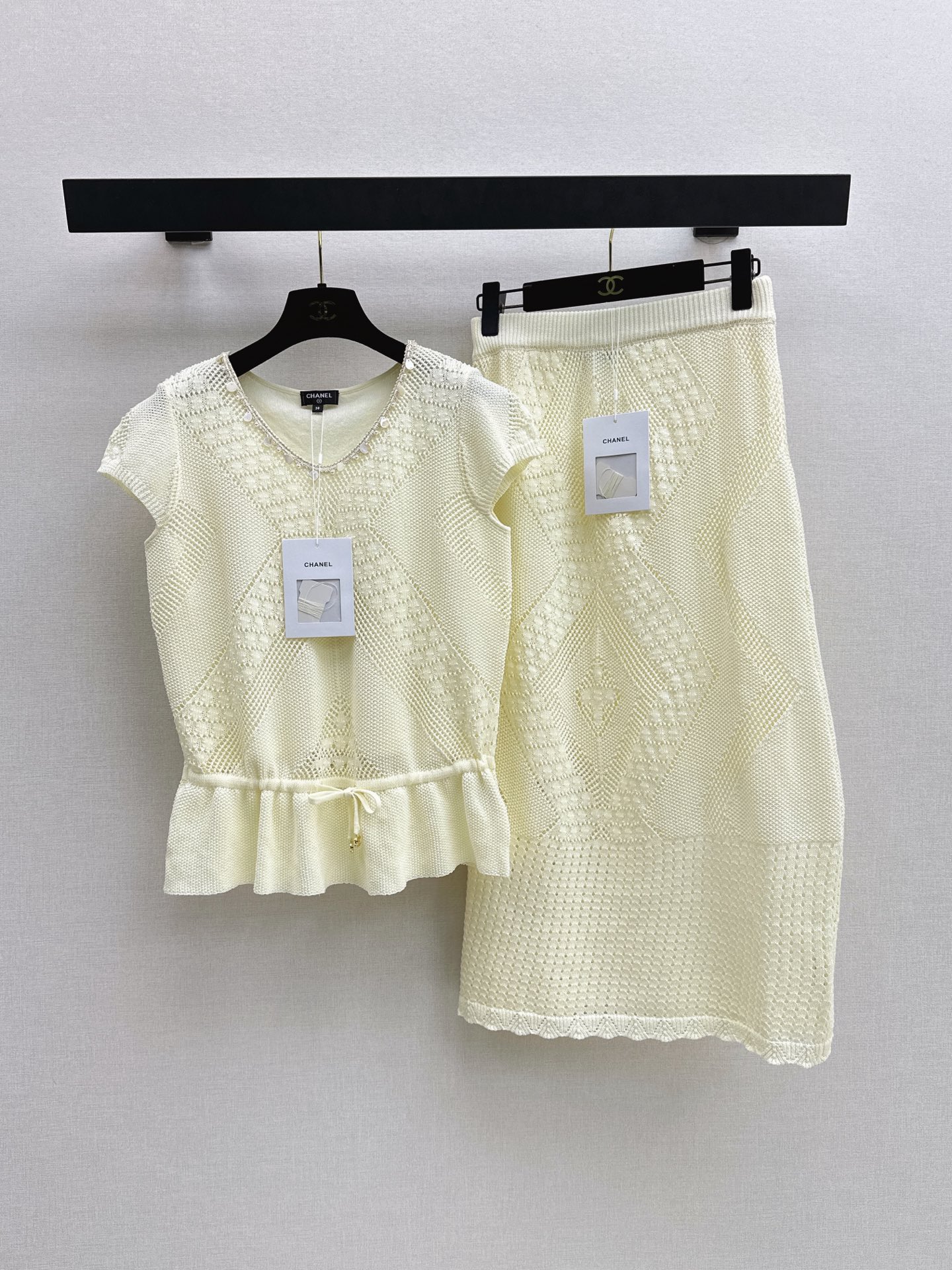 NO:887294,C Home 26Ss————The latest spring and summer hollow knitted top is light and breathable. The geometric hollow texture is super design. It is soft and shows the waistline. The long skirt is slim-fitting and has hollow details on the skirt. It is full of elegance and temperament. It can be easily controlled for daily commuting, dating and vacation. Paired with light-colored bags and shoes, the gentle atmosphere is directly full~ One color sml,,chanel,skirts,19860909C家 26Ss————春夏最新款镂空针织上衣轻薄透气 几何镂空纹理超有设计感 柔美又显腰线 长裙修身剪裁 裙摆镂空细节 优雅气质满分 日常通勤约会度假都能轻松驾驭 搭配浅色包包和单鞋 温柔氛围感直接拉满～ 一色sml,,chanel,skirts,,Women's clothing