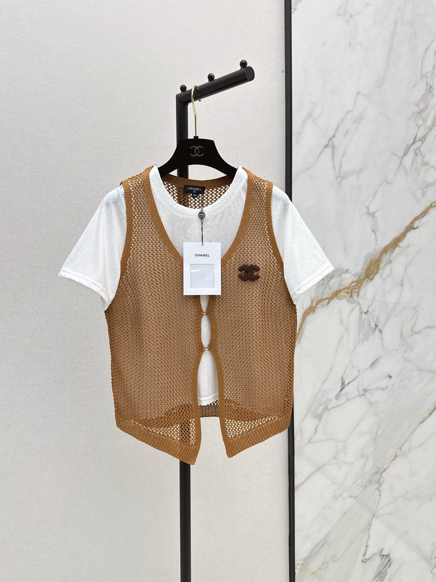 NO:887300,C Home 26Ss————The latest two-piece set of hollow knitted vests for spring and summer is light and breathable. It is super comfortable to wear in summer. V-neck sleeveless design + front buttons. Easy to put on and take off. The double C embroidery on the chest is very recognizable. It is very simple and fashionable when paired with white short sleeves. It can be easily used for daily commuting and leisure. It can be worn alone or layered. Two-color sml, chanel, T-shirt,19860909C家 26Ss————春夏最新款镂空针织马甲两件套轻薄透气 夏天穿超舒服 V领无袖设计+正面纽扣 穿脱方便 胸前双C刺绣超有辨识度～搭配白色短袖就很简约时髦 日常通勤休闲都能轻松驾驭 单穿or叠搭都OK 两色sml,,chanel,T-shirt,,Women's clothing