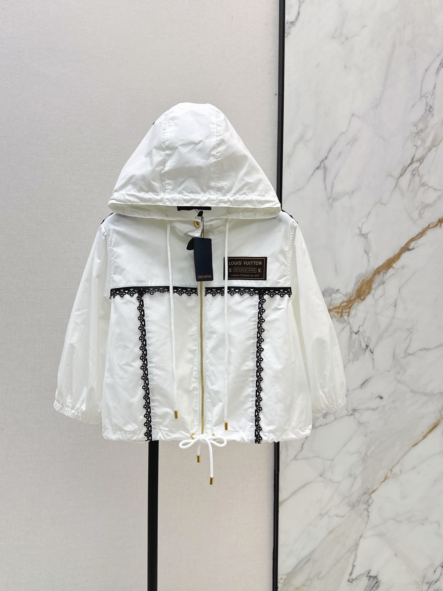 NO:887306,Ouyang Nana's same style L family 26Ss————The latest spring and summer MONOGRAM lace splicing jacket has a girlish and age-reducing style. The mid-sleeve design is advanced, fashionable and stylish. The classic hooded version is versatile and not picky. One color sml,,louis vuitton,jackets & coats,jackets & coats,hats,19860909欧阳娜娜同款 L家 26Ss————春夏最新款MONOGRAM蕾丝边拼接夹克外套气质少女减龄风中袖设计高级时髦又拉风 经典连帽版型百搭不挑人 一色sml,,louis vuitton,jackets & coats,jackets & coats,hats,,Women's clothing