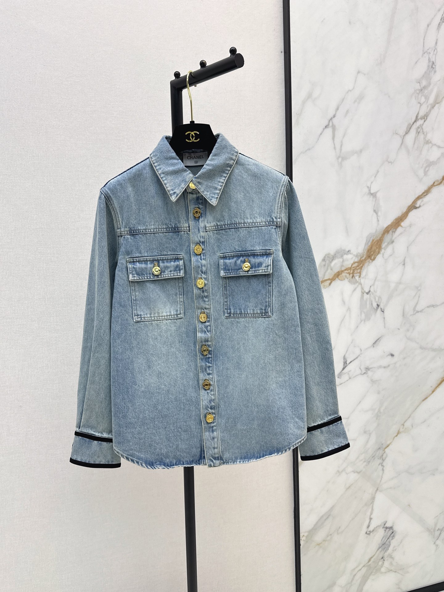 NO:887363,C Home 26Ss————The latest spring and summer gold buckle striped denim shirt customized with YB imported twill cotton denim material. Comfortable, soft, breathable and easy to wear. Multi-enzyme washing process, retro and fashionable. Symmetrical chest pockets with iconic metal engraved letter buttons for adjustment and decoration. Highlight the brand tone. Designed with black strapping splicing details on the cuffs to add layering to the look. Simple and advanced. Development of surface accessories. Cutting of lapel long-sleeved shirts.  One color ready for sale sml,,chanel,shirts,19860909C家 26Ss————春夏最新款金扣捆条牛仔衬衫定制YB进口斜纹全棉牛仔材质 舒适柔软 透气好穿 多重酵素水洗工艺处理 复古又时尚 胸前对称口袋配合标志性金属刻印字母纽扣调节装饰 彰显品牌调性 配合袖口黑色捆条拼接细节设计 增添造型层次感 简约高级 面辅料开发 翻领长袖衬衫剪裁 一色现货发售sml,,chanel,shirts,,Women's clothing