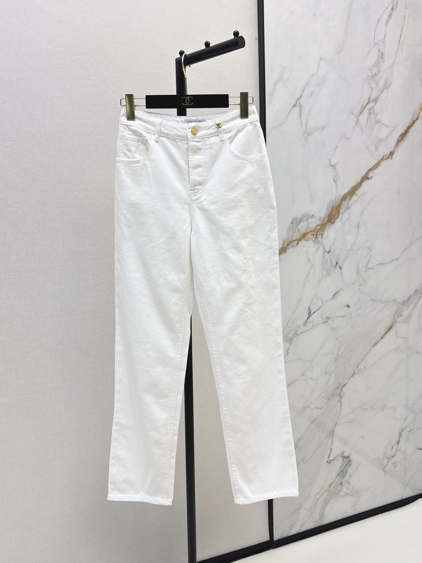 NO:887337,C Home 26Ss————The latest gold buckle denim slim trousers for spring and summer, custom-made YB imported twill cotton denim material, comfortable and soft, breathable and easy to wear, treated with multiple enzyme washing processes, retro and fashionable, high-waisted symmetrical pockets and rear waist letter leather label design to add layering to the look. Iconic engraved letter metal buttons for adjustment and decoration. One color sml,,chanel,19860909C家 26Ss————春夏最新款金扣牛仔修身长裤定制YB进口斜纹全棉牛仔材质 舒适柔软 透气好穿 多重酵素水洗工艺处理 复古又时尚 高腰对称口袋配合后腰字母皮标设计 增添造型层次感 标志性刻印字母金属纽扣调节装饰 一色sml,,chanel,,Women's clothing