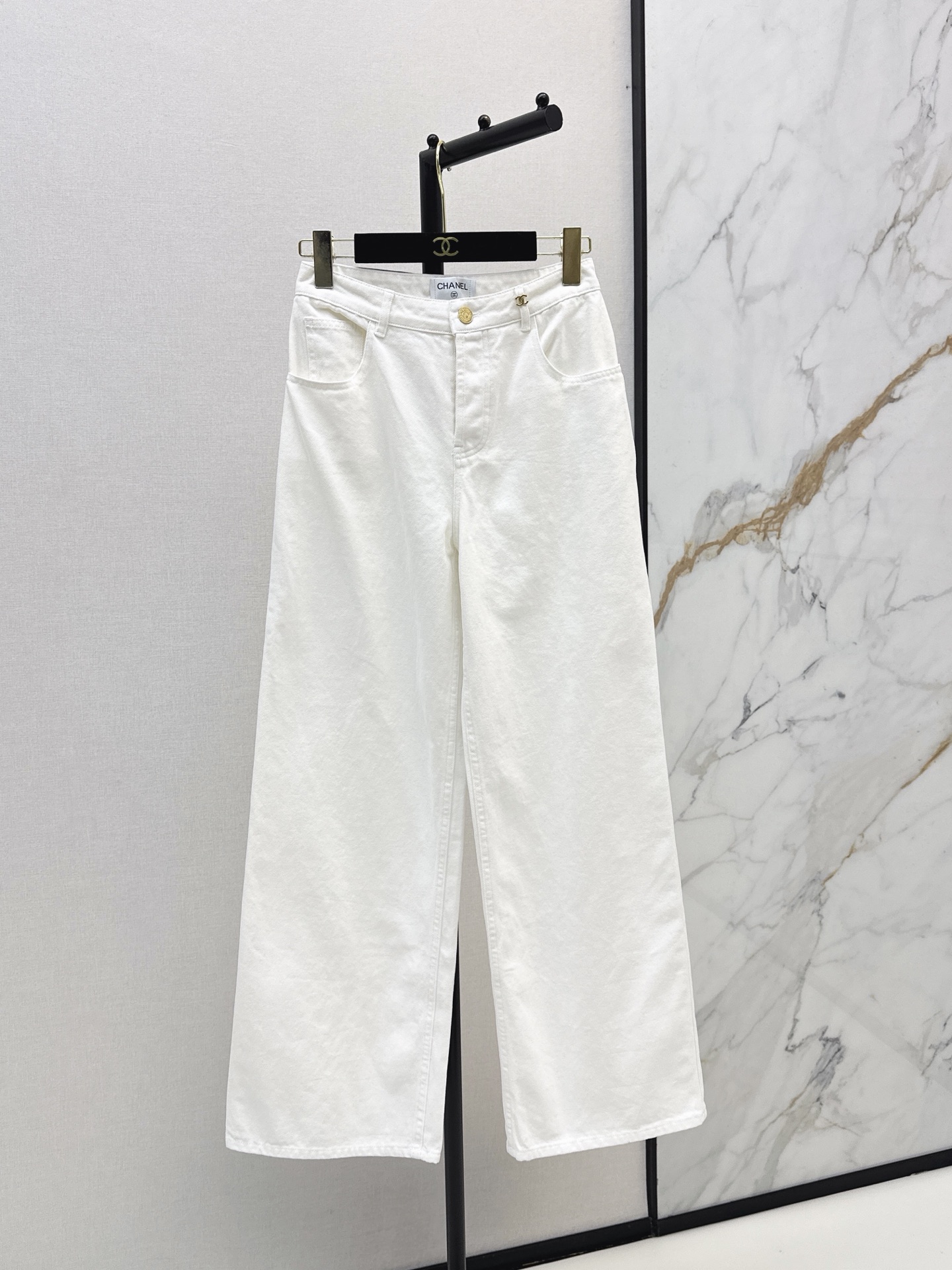 NO:887343,C Home 26Ss————The latest gold buckle denim wide-leg trousers for spring and summer, customized with YB imported twill cotton denim material. Comfortable, soft, breathable and easy to wear. Treated with multiple enzyme washing processes. Retro and fashionable. High-waisted symmetrical pockets with rear waist letter leather label design to add layering to the look. Iconic engraved letter metal buttons for adjustment and decoration. One color sml,,chanel,19860909C家 26Ss————春夏最新款金扣牛仔阔腿长裤定制YB进口斜纹全棉牛仔材质 舒适柔软 透气好穿 多重酵素水洗工艺处理 复古又时尚 高腰对称口袋配合后腰字母皮标设计 增添造型层次感 标志性刻印字母金属纽扣调节装饰 一色sml,,chanel,,Women's clothing