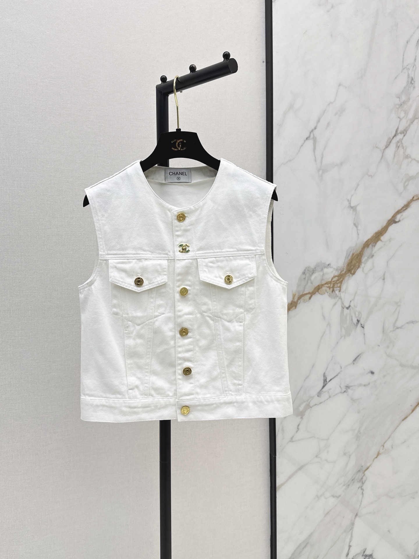 NO:887353,C Home 26Ss——————The latest gold buckle denim vest for spring and summer, customized YB imported twill cotton denim material, comfortable, soft, breathable and easy to wear, treated with multiple enzyme washing processes, retro and fashionable, iconic metal irregularly engraved letter buttons for adjustment and decoration, highlighting the brand tone, and symmetrical flap pocket design on the chest to add layering to the look. One color sml,,chanel,19860909C家 26Ss—————春夏最新款金扣牛仔马甲定制YB进口斜纹全棉牛仔材质 舒适柔软 透气好穿 多重酵素水洗工艺处理 复古又时尚 标志性金属不规则刻印字母纽扣调节装饰 彰显品牌调性 配合胸前对称翻盖口袋设计 增添造型层次感 一色sml,,chanel,,Women's clothing