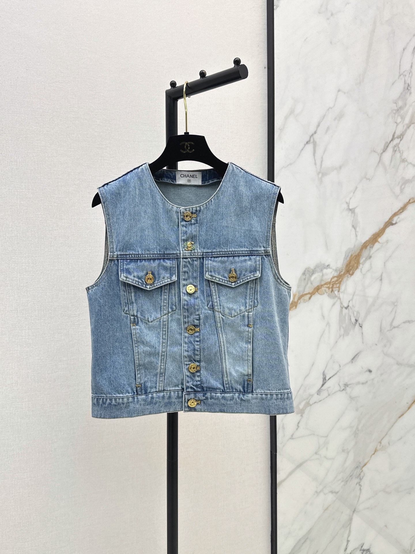 NO:887372,C Home 26Ss——————The latest gold buckle denim vest for spring and summer, customized YB imported twill cotton denim material, comfortable, soft, breathable and easy to wear, treated with multiple enzyme washing processes, retro and fashionable, iconic metal irregularly engraved letter buttons for adjustment and decoration, highlighting the brand tone, and symmetrical flap pocket design on the chest to add layering to the look. One color sml,,chanel,19860909C家 26Ss—————春夏最新款金扣牛仔马甲定制YB进口斜纹全棉牛仔材质 舒适柔软 透气好穿 多重酵素水洗工艺处理 复古又时尚 标志性金属不规则刻印字母纽扣调节装饰 彰显品牌调性 配合胸前对称翻盖口袋设计 增添造型层次感 一色sml,,chanel,,Women's clothing