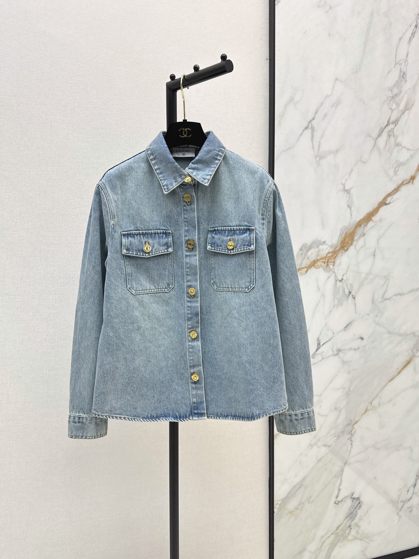 NO:887381,C Home 26Ss————The latest gold button denim shirt for spring and summer imported twill cotton denim material. Comfortable, soft, breathable and easy to wear. Treated with multiple enzyme washing processes. Retro and fashionable. Iconic metal engraved letter buttons for adjustment and decoration. Designed with symmetrical flap pockets on the chest to add layering to the look. One color sml,,chanel,shirts,19860909C家 26Ss————春夏最新款金扣牛仔衬衫进口斜纹全棉牛仔材质 舒适柔软 透气好穿 多重酵素水洗工艺处理 复古又时尚 标志性金属刻印字母纽扣调节装饰 配合胸前对称翻盖口袋设计 增添造型层次感 一色sml,,chanel,shirts,,Women's clothing