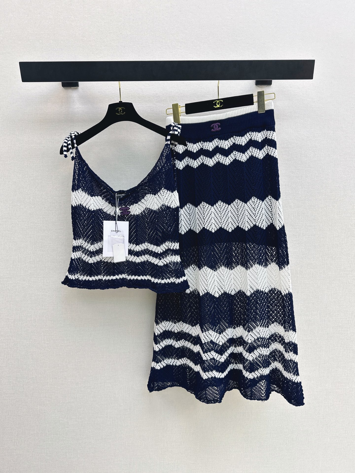 NO:887390,C Home 26Ss————The latest hand-knitted corrugated suspender suit for spring and summer. The blended fabric is light and breathable. It is super comfortable to wear in summer. Suspender + skirt combination. Dark blue and white corrugated design. Full of holiday atmosphere. The details of the shoulder straps and skirt are very exquisite. Full of handmade feeling. Suitable for beach vacation or daily wear. One set. One color sml,,chanel,skirts,19860909C家 26Ss————春夏最新款手工钩织波纹吊带套装混纺面料轻盈透气 夏天穿超舒服 吊带+半身裙组合 深蓝白色波纹设计 度假氛围感满满 肩带和裙摆细节很精致 手工感十足 适合海边度假或日常穿搭 一套出 一色sml,,chanel,skirts,,Women's clothing