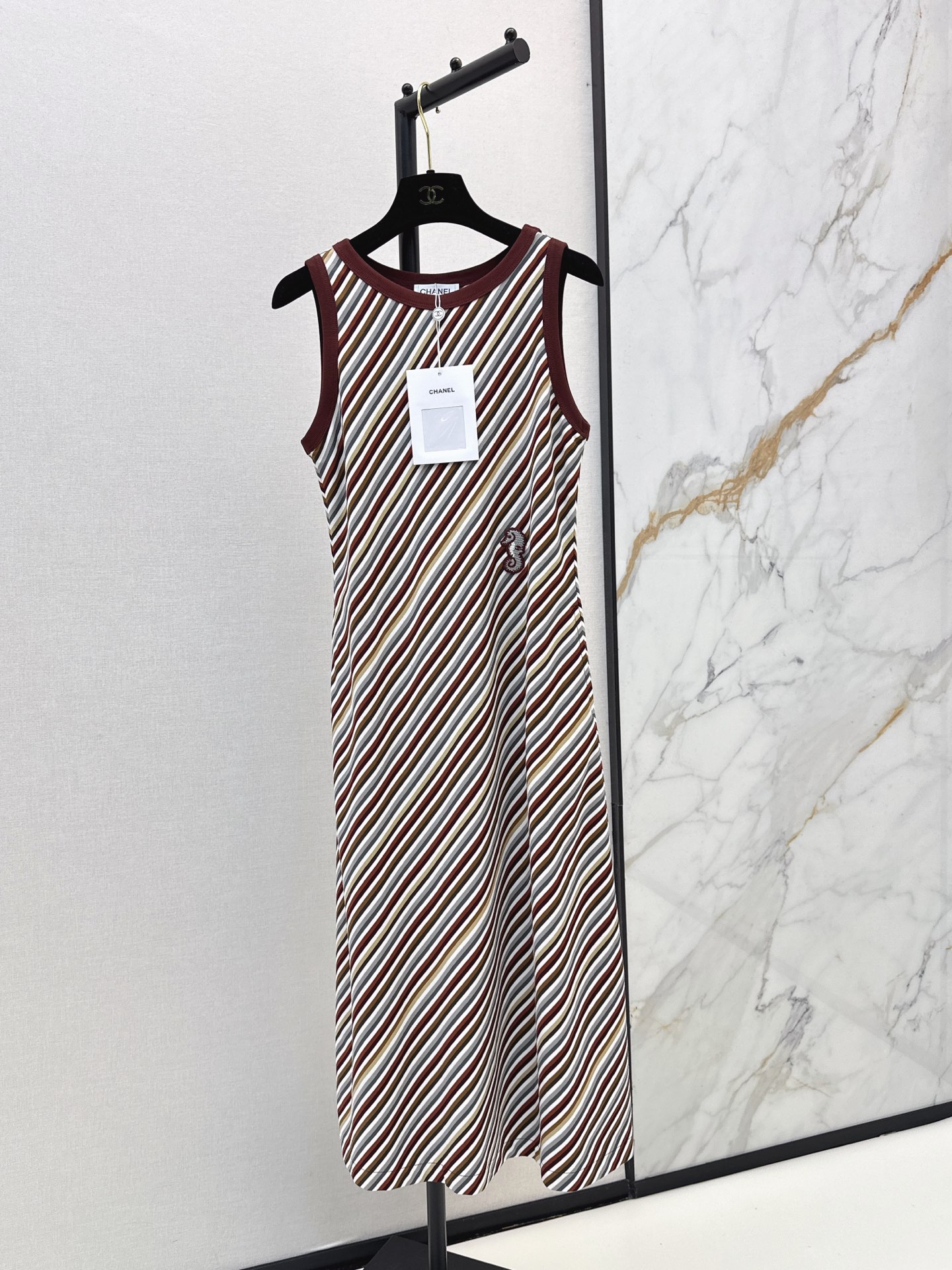 NO:887396,C Home 26Ss - the latest retro contrasting striped vest sleeveless long dress for spring and summer. The contrasting round collar outlines the neck line. The three-color red, rice and black fine horizontal stripes are retro and attractive. It has an American college atmosphere. The pockets are embellished with three-dimensional cloth label embroidery. Small details enhance the sophistication of the single product. The classic stripe elements are timeless all year round. Easily create a relaxed retro outfit. One color sml,,chanel,skirts,19860909C家 26Ss———春夏最新款复古撞色条纹背心无袖长款连衣裙 撞色圆领勾勒脖颈线条 红米黑三色细密横条纹复古耐看 自带美式学院氛围感 口袋身下点缀立体布标刺绣 小细节提升单品精致度 经典条纹元素常年不过时 轻松打造松弛感复古穿搭 一色sml,,chanel,skirts,,Women's clothing
