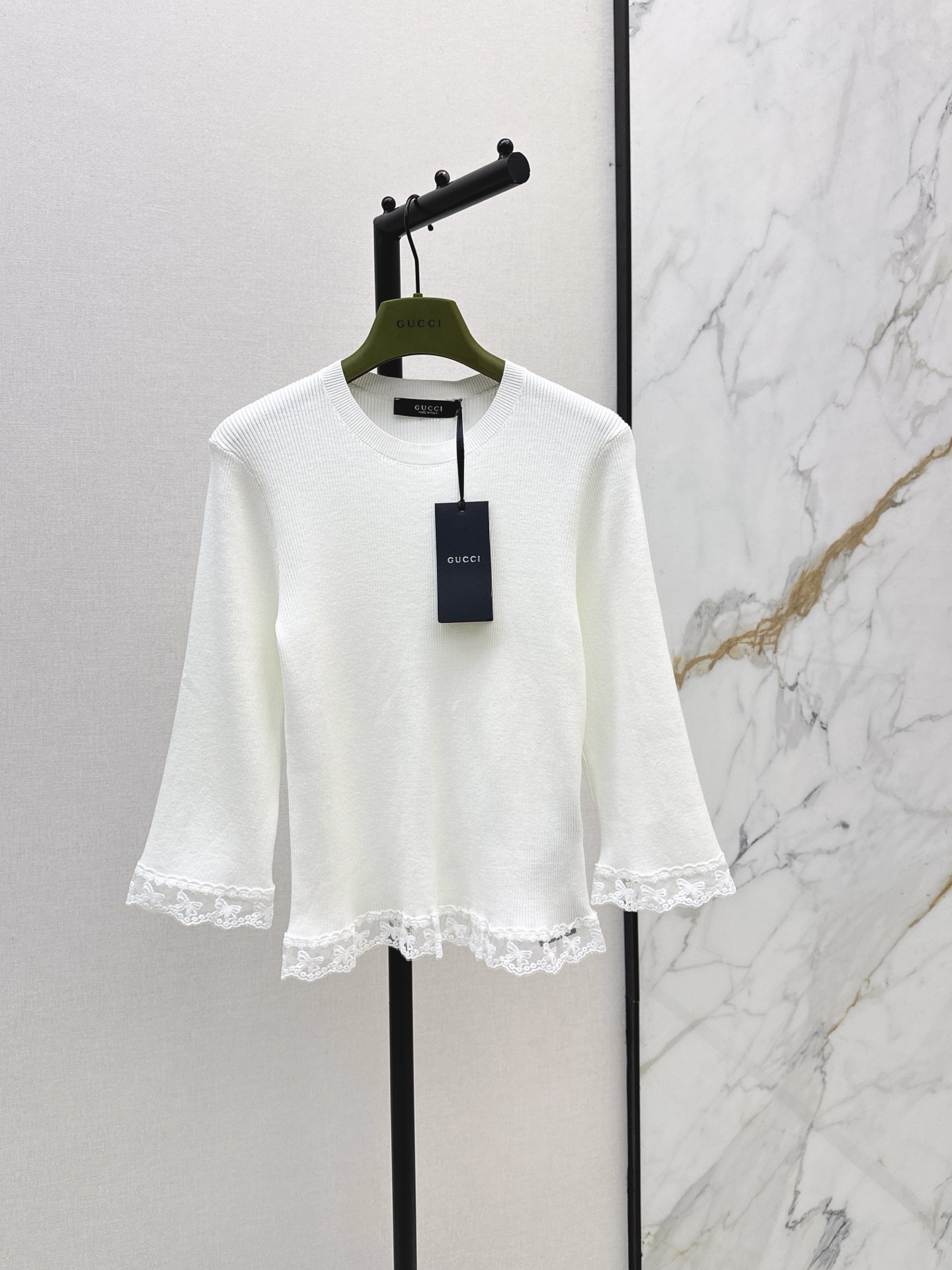 NO:887405,Gu 26Ss————The latest spring and summer lace splicing knitted three-quarter sleeve top with round neck design. The lace on the hem and cuffs is super detailed. The fabric is soft and skin-friendly. It can be worn alone or layered. The layering effect of layered coat is perfect. The version is slim and comfortable. It can be easily used for commuting and leisure. It is a practical and fashionable versatile item. Two-color sml,,19860909Gu 26Ss————春夏最新款蕾丝拼接针织七分袖上衣圆领设计 下摆和袖口蕾丝花边超有细节感 面料柔软亲肤 单穿or内搭都很OK 叠穿大衣层次感满分 版型显瘦又舒适 通勤休闲都能轻松驾驭 是实用又时髦的百搭单品 两色sml,,,Women's clothing