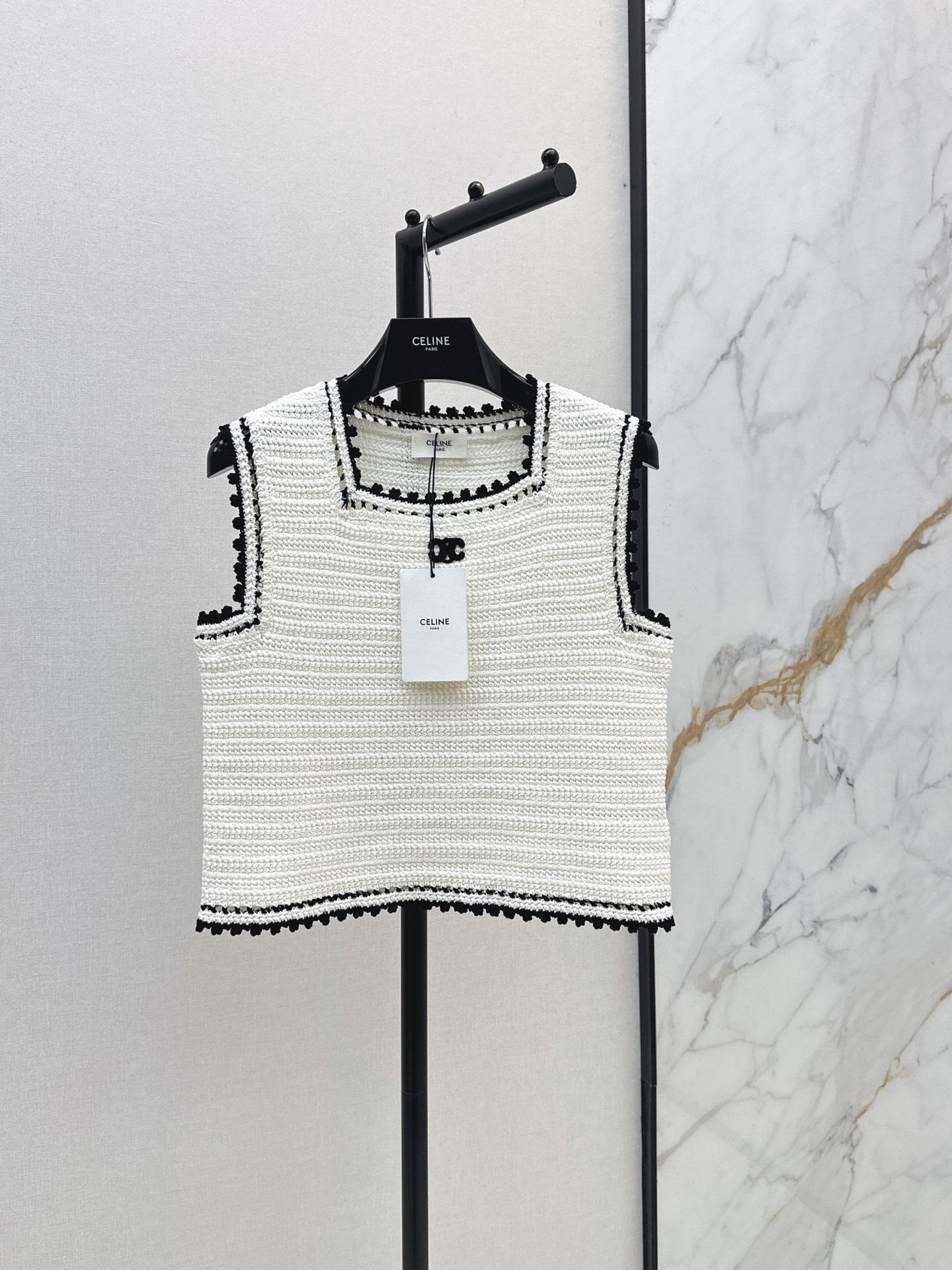 NO:887421,Ce 26Ss————The latest spring and summer style contrasting edge sleeveless short knitted vest with white main color + black piping. Simple and detailed. Soft knitted fabric. Super comfortable to wear. The logo on the chest is very recognizable. It is OK to wear alone or layered in the summer. It is easy to switch styles. It can be used for daily commuting and leisure. It goes well with jeans or skirts. Fashionable and practical. One color sml,,skirts,jeans,19860909Ce 26Ss————春夏最新款撞色镶边无袖短款针织背心白色主色+黑色滚边 简约又有细节感 柔软针织面料 穿着超舒适 胸前Logo超有辨识度 夏天单穿or内搭都很OK 轻松切换风格 日常通勤休闲都能驾驭 搭配牛仔裤or半裙都很出彩 时髦又实用 一色sml,,skirts,jeans,,Women's clothing