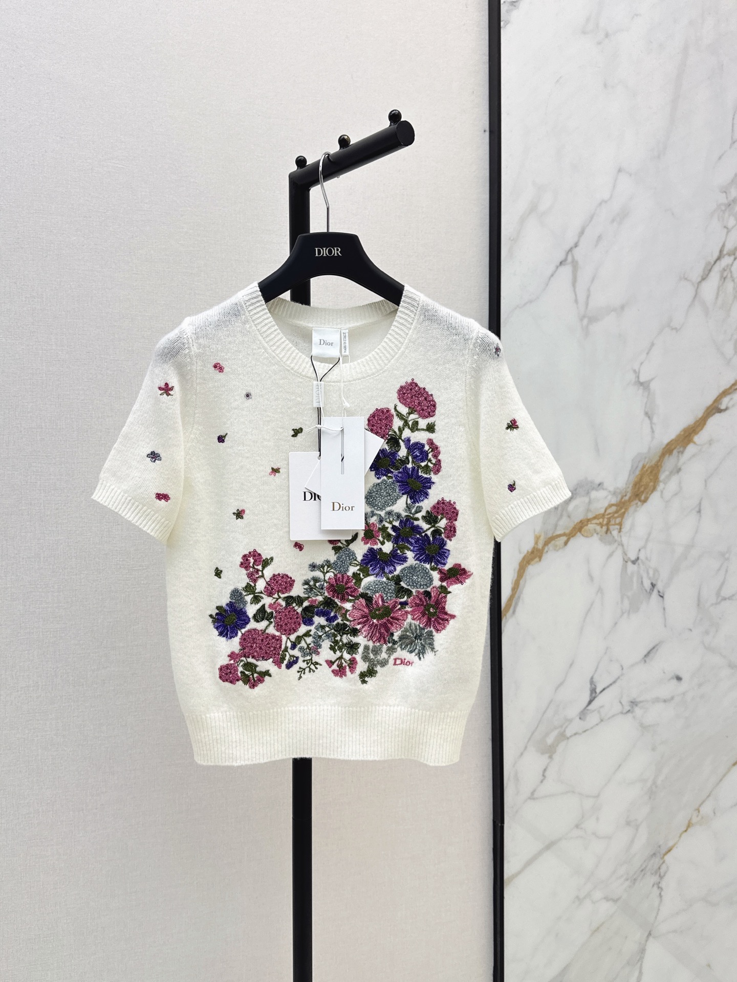 NO:887342,CD 26Ss————The latest spring and summer heavy flower embroidery wool short-sleeved top heavy flower embroidery is breathtakingly beautiful. The petals are clearly layered and have a strong three-dimensional effect. Hand-made embroidery technology. The stitching is fine and exquisite. It takes a long time. Each piece is a work of art. It is full of luxury. 100% cashmere fabric is high-end and skin-friendly. One color sml,, T-shirt,19860909CD 26Ss————春夏最新款重工花朵刺绣羊毛短袖上衣重工花朵刺绣 美到窒息 花瓣层次分明 立体感超强 手工刺绣工艺 针脚细密精致 耗时超长 每一件都是艺术品奢华感直接拉满 百分百羊绒面料高级又亲肤 一色sml,,T-shirt,,Women's clothing
