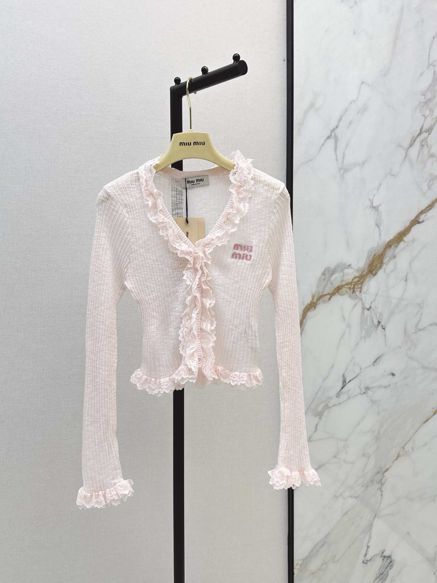 NO:887351,Miu 26Ss————The latest lace knitted cardigan for spring and summer is light and breathable. It is super comfortable to wear in summer. The V-neck + lace trim is full of sophistication. The short design is paired with high-waisted pants or skirts. It makes you look taller and slimmer. It can be easily used for daily vacation photos ~ two-color sml,,miumiu,skirts,19860909Miu 26Ss————春夏最新款蕾丝针织开衫轻薄透气 夏天穿超舒服 V领+蕾丝花边精致感满满 短款设计搭高腰裤或裙子 显高显瘦 日常度假拍照都能轻松驾驭～两色sml,,miumiu,skirts,,Women's clothing