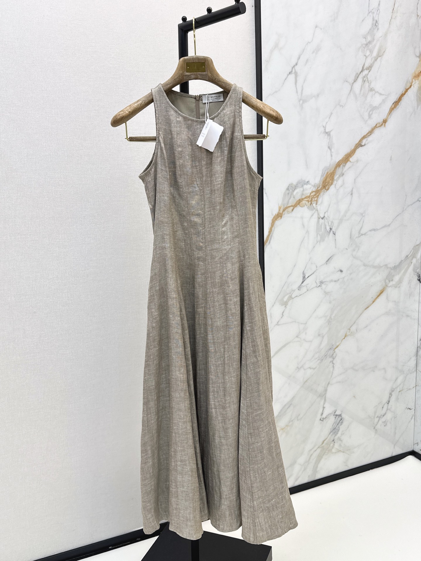 NO:887378,Bc 26Ss - the latest minimalist style sleeveless long dress for spring and summer. Custom textured linen fabric has its own delicate natural texture. The round neck and hanging shoulder version neatly modify the shoulder and neck lines. The three-dimensional pleated tailoring quietly optimizes the body shape. The large draped skirt is smart and elegant. Low saturation and plain light coffee color. The minimalist old money style is suitable for relaxed holiday style. One color sml,,skirts,19860909Bc 26Ss———春夏最新款夏日极简风无袖长款连衣裙 定制肌理亚麻面料自带细腻天然肌理 圆领挂肩版型利落修饰肩颈线条 立体收褶剪裁悄悄优化身形 大摆垂坠裙摆灵动飘逸 低饱和的素净浅咖色 极简老钱风松弛度假风都很合适 一色sml,,skirts,,Women's clothing