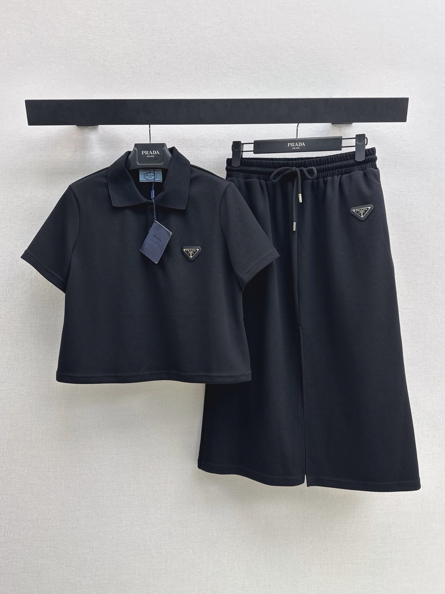 NO:887402,PD 26Ss————The latest spring and summer casual suit with triangle logo decoration, short polo top + front slit skirt. The triangle logo that comes with it is low-key and textured. The fabric is soft and very stiff. It is not stuffy in the summer. It can be worn for daily appointments and commuting. White is refreshing and age-reducing. Black is cool and slim. Two colors with eyes closed. Paired with sneakers, you will be a energetic girl. One set, two colors sml, sneakers, skirts,19860909PD 26Ss————春夏最新款三角标装饰休闲套装短款polo上衣+前开叉半身裙 自带的三角标低调又有质感 面料软乎乎的还很挺括 夏天穿也不闷热 日常出门约会通勤都能穿 白色清爽减龄 黑色又酷又显瘦 两色闭眼入 搭运动鞋就是元气少女 一套出 两色sml,,sneakers,skirts,,Women's clothing