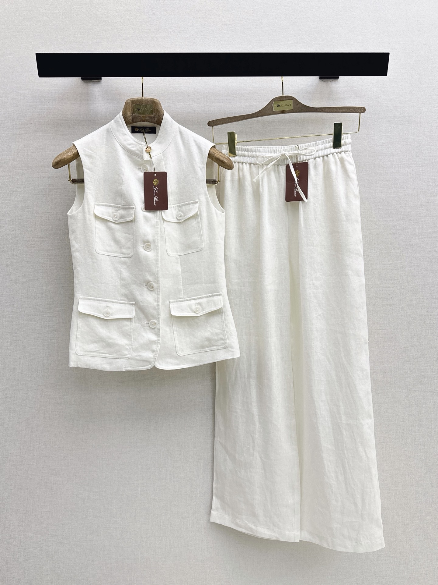 NO:887419,Vest, pants, old money style high-end commuting, very practical, LP 26Ss————The latest linen suit for spring and summer. Stand-up collar double pocket vest + elastic waist straight pants. Made of high-weight linen fabric. Super good texture. Very high-end. Proper old money style. Suitable for daily gatherings or commuting. Lazy and casual, with a sense of vacation. Strong sense of style. Two colors are developed separately. SML,, loro piana,19860909马甲 裤子 老钱风高阶通勤 实穿性超高 LP 26Ss————春夏最新亚麻套装 立领双口袋马甲+松紧腰直筒裤 采用了高克重的亚麻面料 质感超好 非常高级 妥妥的老钱风 日常聚会或者通勤都可以 慵懒休闲又有度假感 很强的造型感 两色分开发sml,,loro piana,,Women's clothing