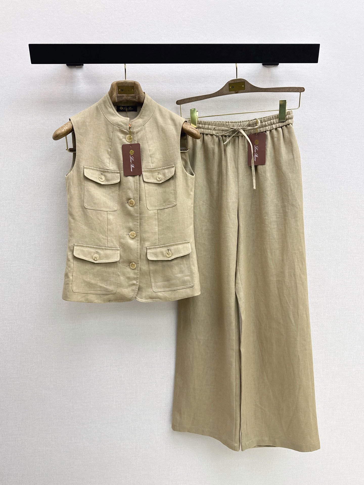 NO:887352,Vest, pants, old money style high-end commuting, very practical, LP 26Ss————The latest linen suit for spring and summer. Stand-up collar double pocket vest + elastic waist straight pants. Made of high-weight linen fabric. Super good texture. Very high-end. Proper old money style. Suitable for daily gatherings or commuting. Lazy and casual, with a sense of vacation. Strong sense of style. Two colors are developed separately. SML,, loro piana,19860909马甲 裤子 老钱风高阶通勤 实穿性超高 LP 26Ss————春夏最新亚麻套装 立领双口袋马甲+松紧腰直筒裤 采用了高克重的亚麻面料 质感超好 非常高级 妥妥的老钱风 日常聚会或者通勤都可以 慵懒休闲又有度假感 很强的造型感 两色分开发sml,,loro piana,,Women's clothing