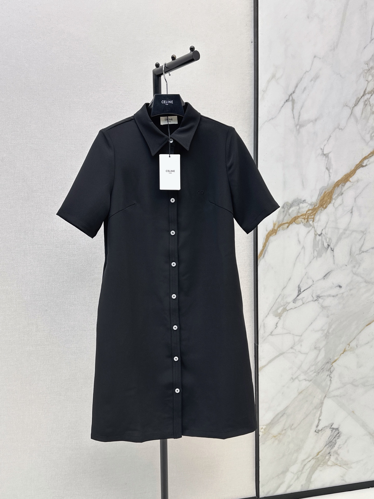 NO:887370,Fashionable and practical style Ce 26Ss————The latest spring and summer minimalist style dress with contrasting button decoration is recommended for daily wear. The most versatile black color is full of high-end yet casual and fashionable. The wide shoulder design easily covers the arm flesh and modifies the shoulder line and face shape. The three-dimensional tailoring creates a sense of golden ratio. Recommended ~ one color sml, skirts, gold,19860909时髦实穿款 Ce 26Ss————春夏最新款撞色扣子装饰极简风连衣裙日常穿搭推荐 最最百搭的黑色系 充满高级感又休闲时髦 宽肩设计轻松遮住手臂肉 修饰肩线和脸型 立体版型剪裁分割出黄金比例感 推荐～一色sml,,skirts,gold,,Women's clothing