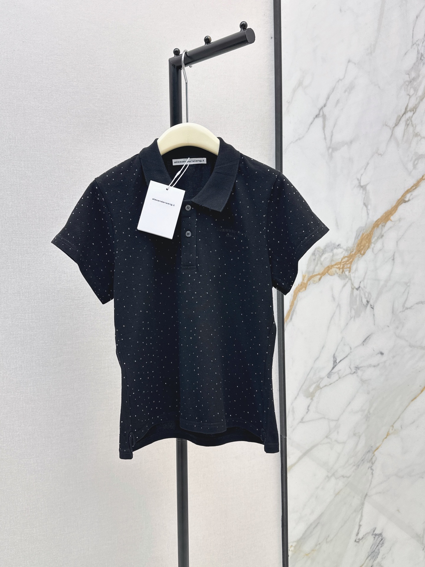 NO:888283,AW 26Ss————The latest spring and summer hot diamond lapel slim fit T-shirt. White cotton jersey fabric. Letter embroidery logo on the chest. Polo lapel neckline. Ribbed cuffs and hem. Fitted elastic version. Three colors ready for sale. sml, tees, t-shirt,19860909AW 26Ss————春夏最新款烫钻翻领修身T恤 白色棉质平纹针织面料 胸口饰字母刺绣标识 polo翻领领口 罗纹袖口和下摆 合身弹力版型 三色现货发售sml,,tees，t-shirt,,Women's clothing