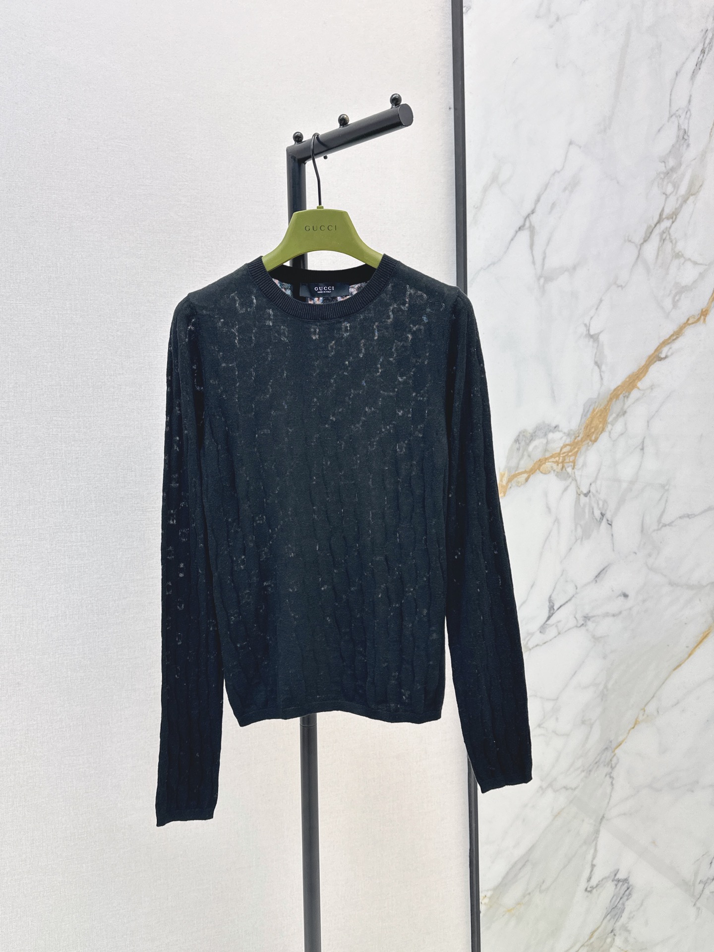 NO:888295,Gu 26Ss————The latest heavyweight GG long-sleeved sweater in spring and summer. The cotton yarn is soft and delicate. Customized Swiss machine 18-needle craftsmanship. Micro-transparent logo. The texture is light and comfortable. The classic version is super slim. Low-key and recognizable. The version is slim and versatile. Highly recommended as a must-have item. Two colors available for sale sml,,19860909Gu 26Ss————春夏最新款重磅gg工艺长袖针织衫棉纱软糯细腻 定制瑞士机18针工艺 微透logo 质感轻盈舒适 经典版型超显瘦 低调又有辨识度 版型不挑人上身显瘦又百搭 强烈推荐必入单品 两色现货发售sml,,,Women's clothing