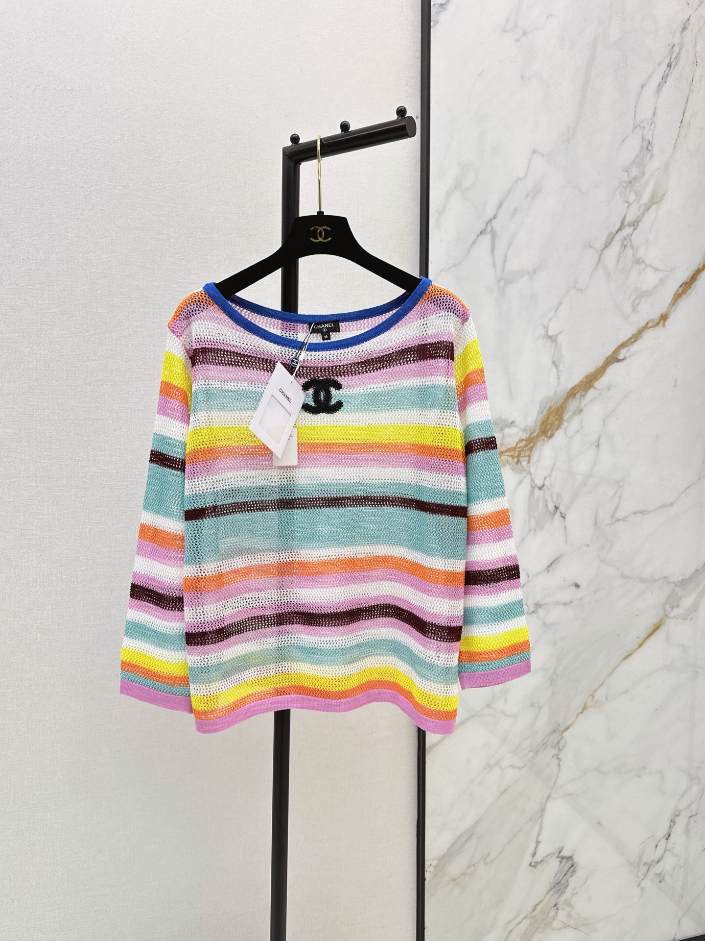 NO:888305,C Home 26Ss————The latest rainbow striped sweater for spring and summer. Hollow knitting technology. Lightweight and breathable. Super comfortable to wear in spring and summer. Multi-color stripes + classic double C logo. Perfect recognition. Loose off-shoulder version. OK to wear alone or as a blouse. Easily switch between sweet and cool or casual style. The hollow design is breathable and fashionable. It can be easily used for commuting and vacation. It is a must-have and versatile item in the spring and summer wardrobe. Two-color sml,,chanel,19860909C家 26Ss————春夏最新款彩虹条纹针织衫 镂空针织工艺 轻薄透气 春夏穿超舒服 多色条纹+经典双C标志 辨识度满分 宽松落肩版型 单穿or罩衫都OK 轻松切换甜酷or休闲风 镂空设计透气又时髦 通勤度假日常都能轻松驾驭 是春夏衣橱必备百搭单品 两色sml,,chanel,,Women's clothing
