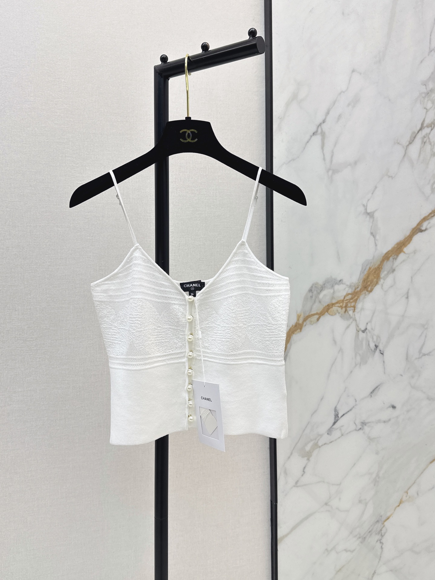 NO:888327,C Home 26Ss————The latest V-neck knitted sling for spring and summer, pure desire ceiling~ German imported machine craftsmanship, simple and elegant, exquisite details and texture, super refreshing for summer, comfortable and fashionable, one color sml,,chanel,19860909C家 26Ss————春夏最新款V领针织吊带 纯欲天花板～ 德国进口机工艺 简约优雅 精致细节质感满分 夏天穿超清爽 舒适又时髦 一色sml,,chanel,,Women's clothing