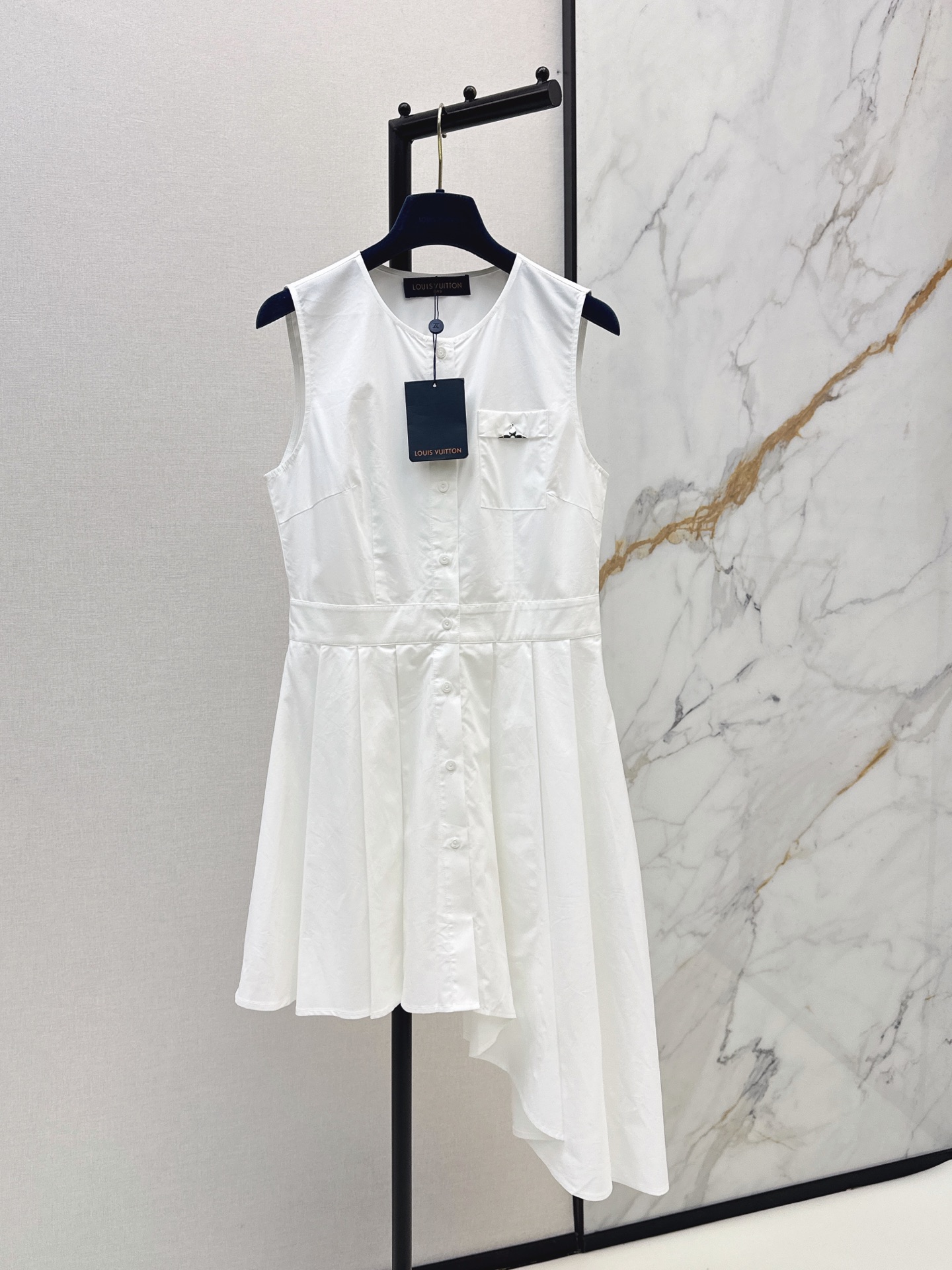 NO:888341,L Family 26Ss————The latest spring and summer style sleeveless dress with irregular hem and cut, it has a cute style. It is full of small details that are a plus. It is exquisite in workmanship. It is fashionable to reduce age. It has a good hold style. It wins the hearts of fairies. It is soft and textured. One color sml,, louis vuitton, skirts,19860909L家 26Ss————春夏最新款不规则裙摆剪裁无袖连衣裙可A可乖的风格 满满小细节太加分了 做工精致 减龄时尚 好HOLD住造型 深得仙女心 柔软有质感 一色sml,,louis vuitton,skirts,,Women's clothing