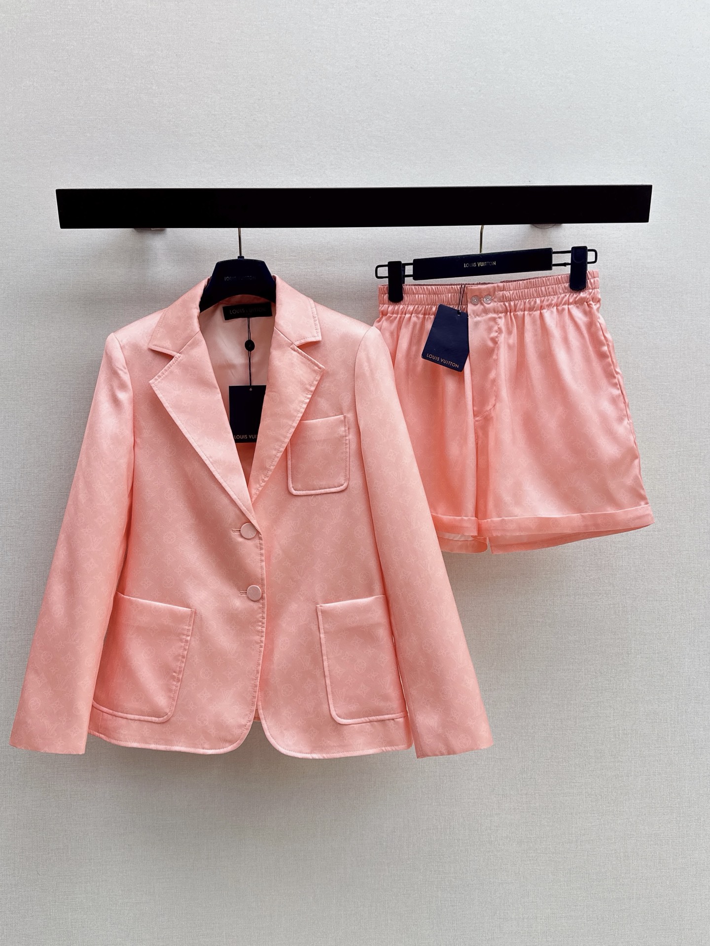 NO:888262,Jacket, short, L home 26Ss——————The latest simple and elegant suit suit for spring and summer. Profile suit jacket + elastic waist shorts. Very high-end imported texture. Pay close attention to the details. The color is super correct. The upper body is very cool. Clean and classy. It improves the temperament. It is completely in accordance with the standard of high-end ready-to-wear. It is impossible not to love it. The temperament MM must buy it. One color separately developed smlxl, louis vuitton, shorts, jackets & coats, business suit,19860909外套 短款 L家 26Ss—————春夏最新款简洁大气西装套装 廓形西装外套+松紧腰短裤 非常高级的进口质地仔细看细节 颜色超正 上身非常飒爽 干净有品 提气质 完全按照高定成衣水准 无法不爱 气质MM必入 一色分开发smlxl,,louis vuitton,shorts,jackets & coats,business suit,,Women's clothing
