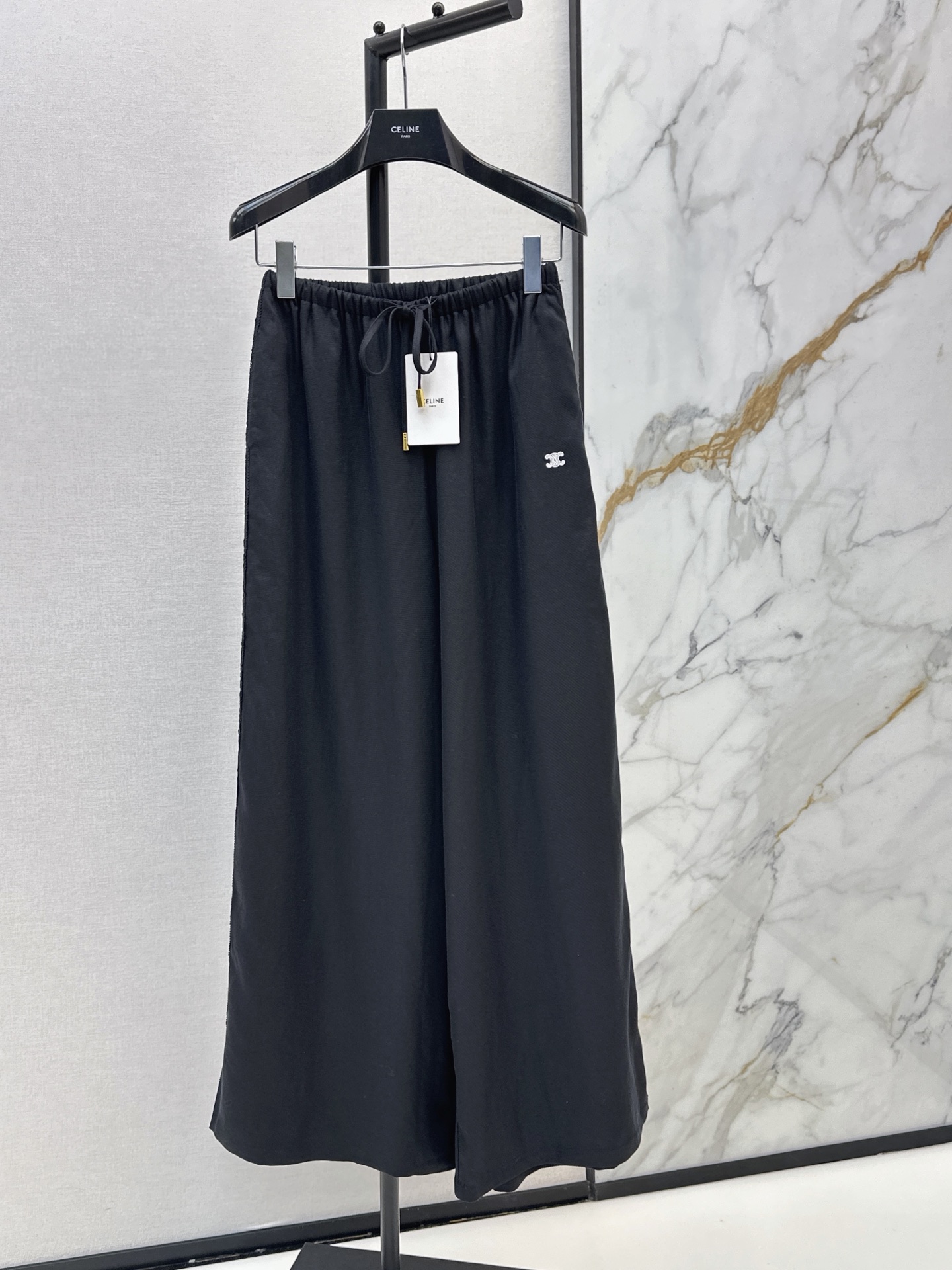 NO:888285,C Home 26Ss————The latest style of spring and summer elastic waist straight wide-leg pants. Very fashionable and easy to wear. Versatile style. Advanced customization. Casual and free. Not only beautiful colors, but also good texture. Retro and fashionable. Can be controlled by all kinds of body types. Two colors sml,,chanel,19860909C家 26Ss————春夏最新款松紧腰直筒阔腿裤 时髦好穿度爆棚 风格百搭 高级定制 随性洒脱不旦颜色美 质感也敲好 复古又时尚 各种身材都可以驾驭 两色sml,,chanel,,Women's clothing
