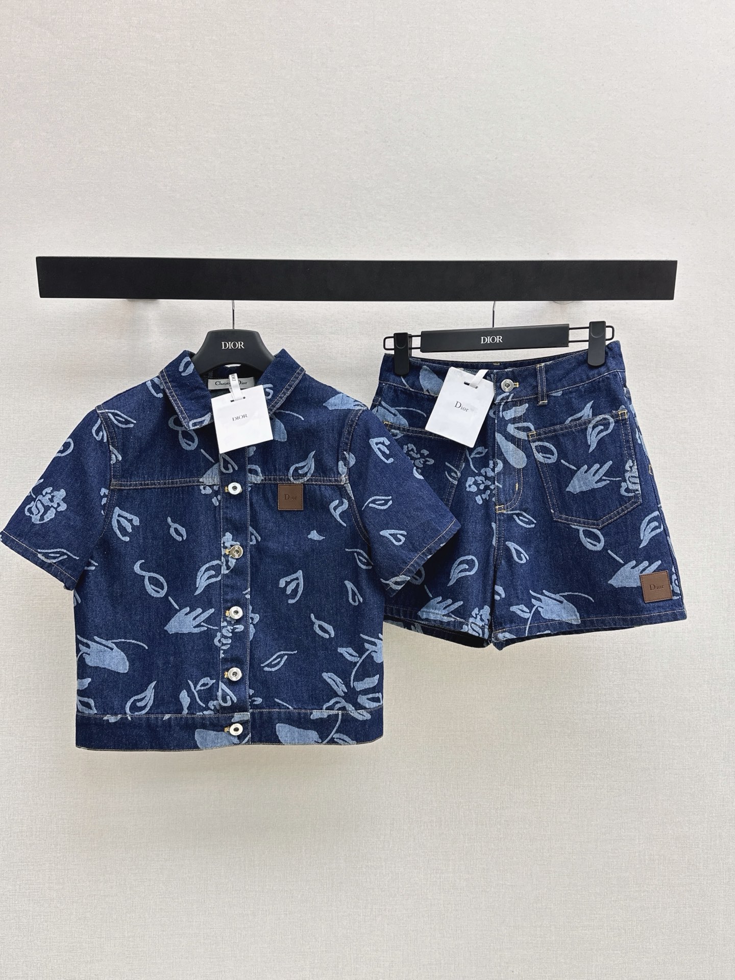 NO:888310,Tops and shorts CD 26Ss————The latest spring and summer floral pattern printed denim suit is super fashionable. The upper body is cool and sassy in individual colors. The texture is fine and the cotton feels natural and muscular. Super beautiful. One color is separated. sml,,shorts,19860909上衣 短裤 CD 26Ss————春夏最新款花卉图案印花牛仔套装超时髦 个性色调上身又酷又飒爽 纹理细腻棉感自然有筋骨感 超级漂亮 一色分开发 sml,,shorts,,Women's clothing