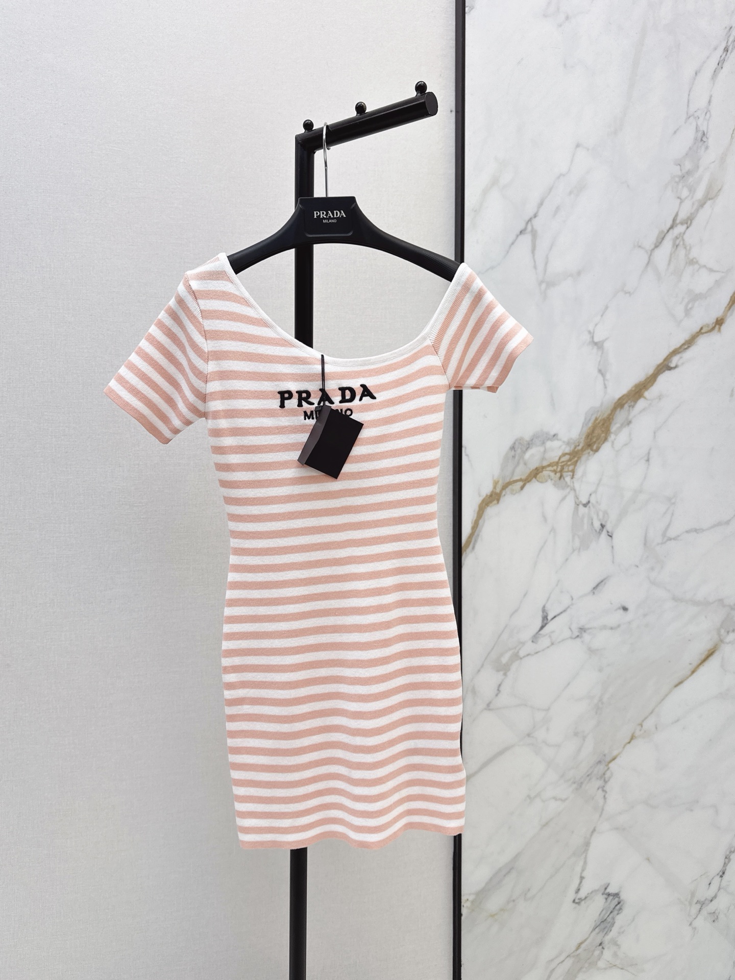 NO:888332,PD 26Ss————The latest pure desire ceiling orange and white striped dress in spring and summer. The logo on the chest is very recognizable. The blended fabric is soft and comfortable. Short sleeves + slim fit. It shows your figure in spring and summer. It is casual and fashionable. It can be easily worn in daily street parties. It is OK to wear it with sports shoes or sandals ~ you will look like a heroine with a sense of atmosphere. One color sml, sandals, sneakers, skirts, T-shirt,19860909PD 26Ss————春夏最新款纯欲天花板橙白条纹连衣裙胸前logo标志超有辨识度 混纺面料柔软舒适 短袖+修身剪裁 春夏穿超显身材 休闲又时髦 日常出街聚会都能轻松驾驭 搭配运动鞋或凉鞋都很OK～穿上就是氛围感女主 一色sml,,sandals,sneakers,skirts,T-shirt,,Women's clothing