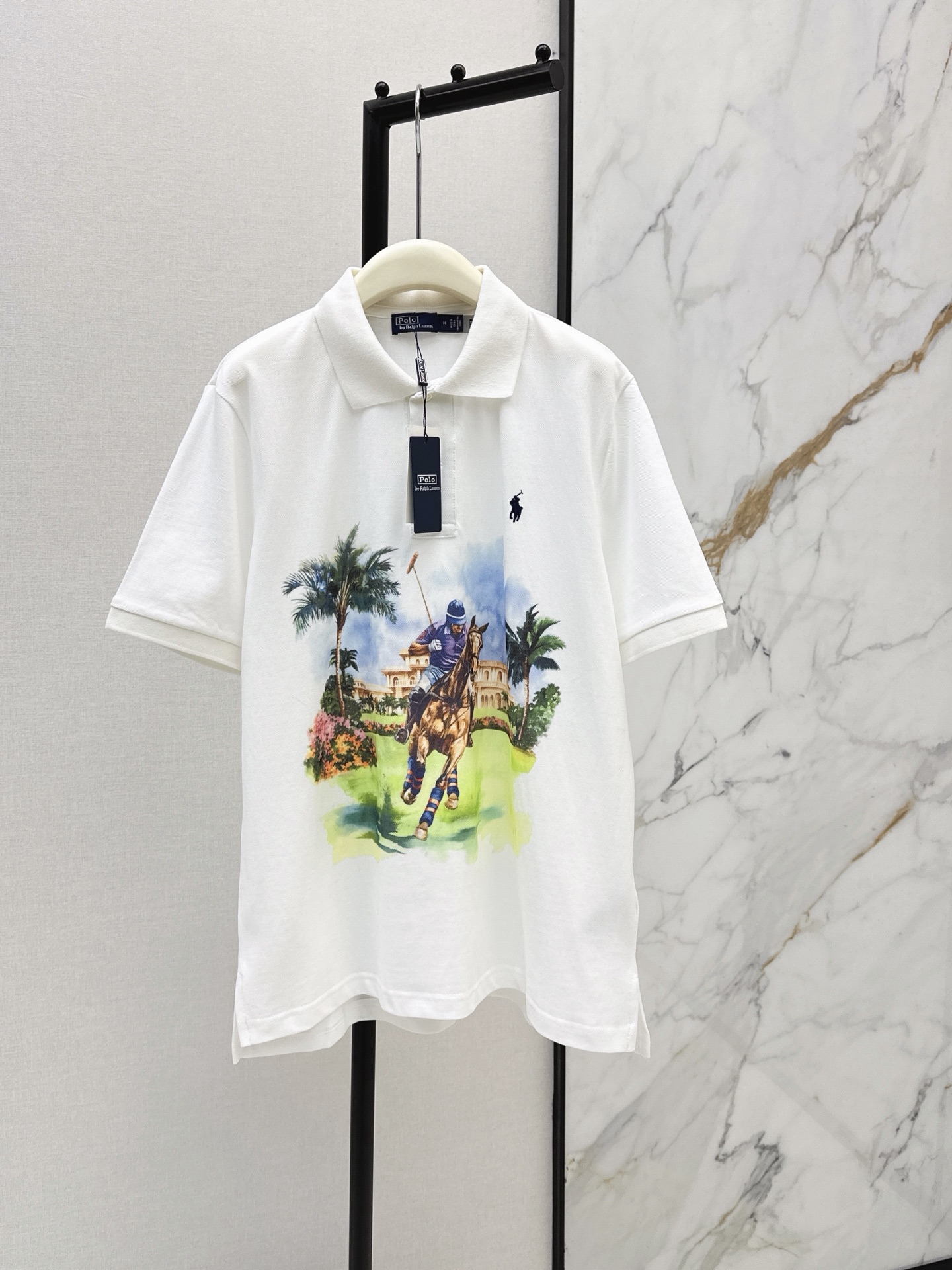 NO:888363,RL 26Ss————The latest classic short-sleeved Polo shirt for men and women in spring and summer made of white cotton fabric. Knight + coconut tree print on the front is full of holiday atmosphere. Pony embroidery on the left chest. The brand is highly recognizable. The fabric is breathable and comfortable and suitable for summer wear. It can be easily controlled whether it is daily or on vacation at the beach. Refreshing and stylish, you can easily get American casual style. One color sml,, T-shirt,19860909RL 26Ss————春夏最新男女同款经典短袖Polo衫白色棉质面料 正面骑士+椰树印花满满度假氛围 左胸小马刺绣 品牌辨识度超高 面料透气舒适夏天穿超合适 无论日常还是海边度假都能轻松驾驭 清爽又有型 轻松get美式休闲风 一色sml,,T-shirt,,Women's clothing