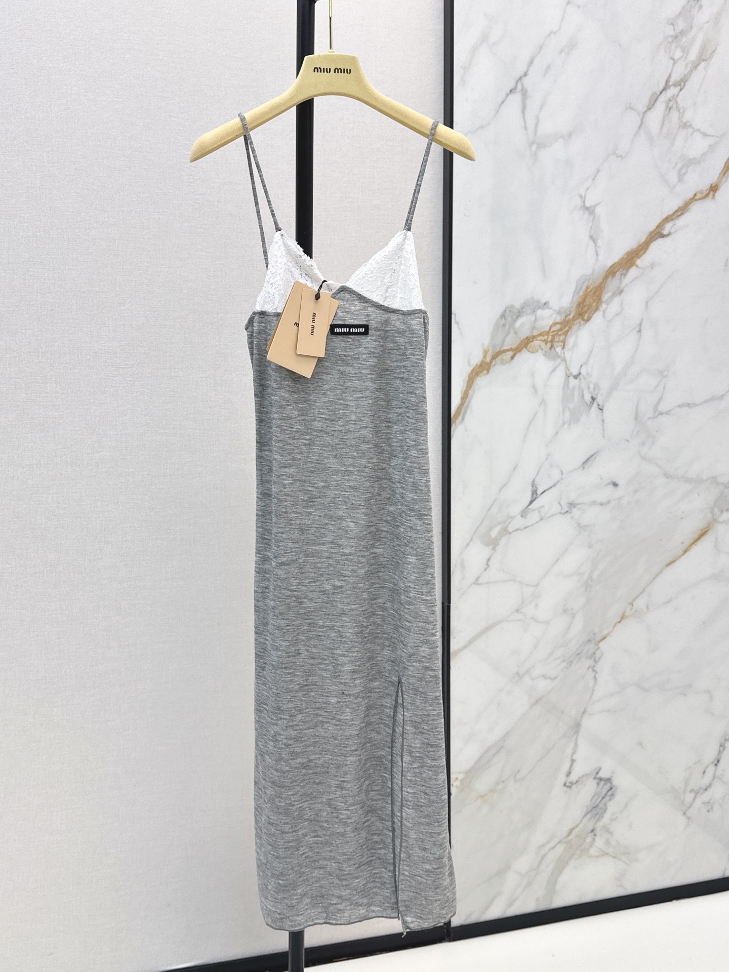 NO:888344,Miu 26Ss————The latest spring and summer knitted lace splicing suspender dress is simple and detailed. White lace splicing + gray knitting. Soft, comfortable and super refreshing to wear in summer. The suspender design highlights the shoulder and neck lines. The skirt slit adds a sense of flexibility. It can be easily worn in daily life or on vacation. The brand logo on the chest is perfectly recognizable. It has both French elegance and casual style. It is a must-have and versatile item for summer wardrobe. One color sml,,miumiu,skirts,19860909Miu 26Ss————春夏最新款针织蕾丝拼接吊带连衣裙简约又有细节感 白色蕾丝拼接+灰色针织 柔软舒适夏天穿超清爽 吊带设计凸显肩颈线条 裙摆开叉增添灵动感 日常或度假都能轻松驾驭 胸前品牌徽标辨识度满分 法式优雅与休闲风兼具 是夏季衣橱必备百搭单品 一色sml,,miumiu,skirts,,Women's clothing