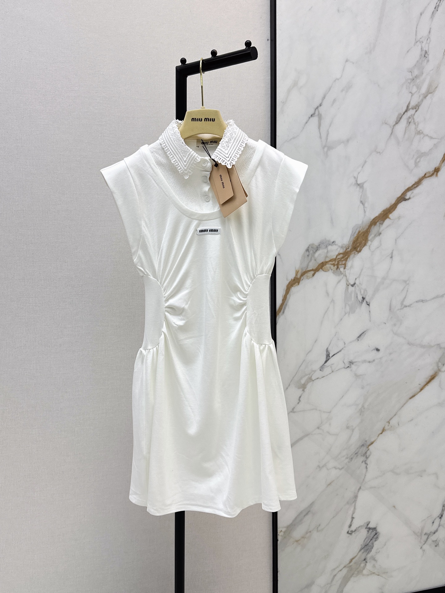 NO:888355,Miu 26Ss————The latest fake two-piece slim dress for spring and summer. It is made of light and breathable fabric. It is super comfortable to wear in summer. The lace lapel design is exquisite and retro. Short sleeves + waist tailoring. It modifies the body shape and looks elegant. The skirt is of moderate length. It can be easily managed on daily dates and parties. Button decoration on the chest. Perfect matching of details. One color sml,,miumiu,skirts,T-shirt,19860909Miu 26Ss————春夏最新款假两件设计修身连衣裙 采用轻薄透气面料 夏天穿超舒服 蕾丝翻领设计精致复古 短袖+收腰剪裁 修饰身形又显优雅裙摆长度适中 日常约会聚会都能轻松驾驭 胸前纽扣装饰 细节满分搭配 一色sml,,miumiu,skirts,T-shirt,,Women's clothing