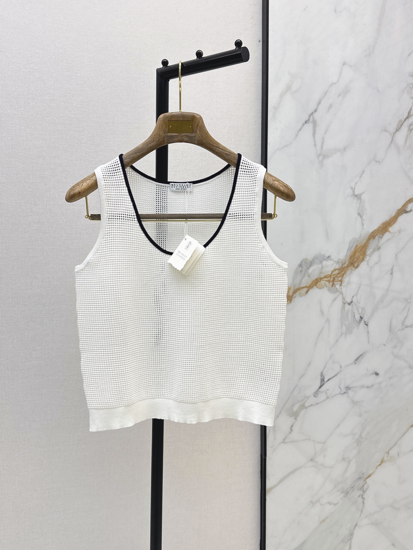NO:888260,Bc 26Ss————The latest hollow knitted vest in spring and summer is white, simple and layered. It is soft and breathable. It is OK to wear alone or layered in summer. It can be easily controlled for commuting and leisure sports. It is fashionable and practical. It looks great with jeans and skirts. It is easy to get a lazy atmosphere. One color sml,,skirts,jeans,19860909Bc 26Ss————春夏最新款镂空针织背心白简约又有层次感 柔软透气 夏天单穿或内搭都很OK 通勤休闲运动都能轻松驾驭 时髦又实用 搭配牛仔裤半裙都超好看 轻松get慵懒氛围感穿搭 一色sml,,skirts,jeans,,Women's clothing