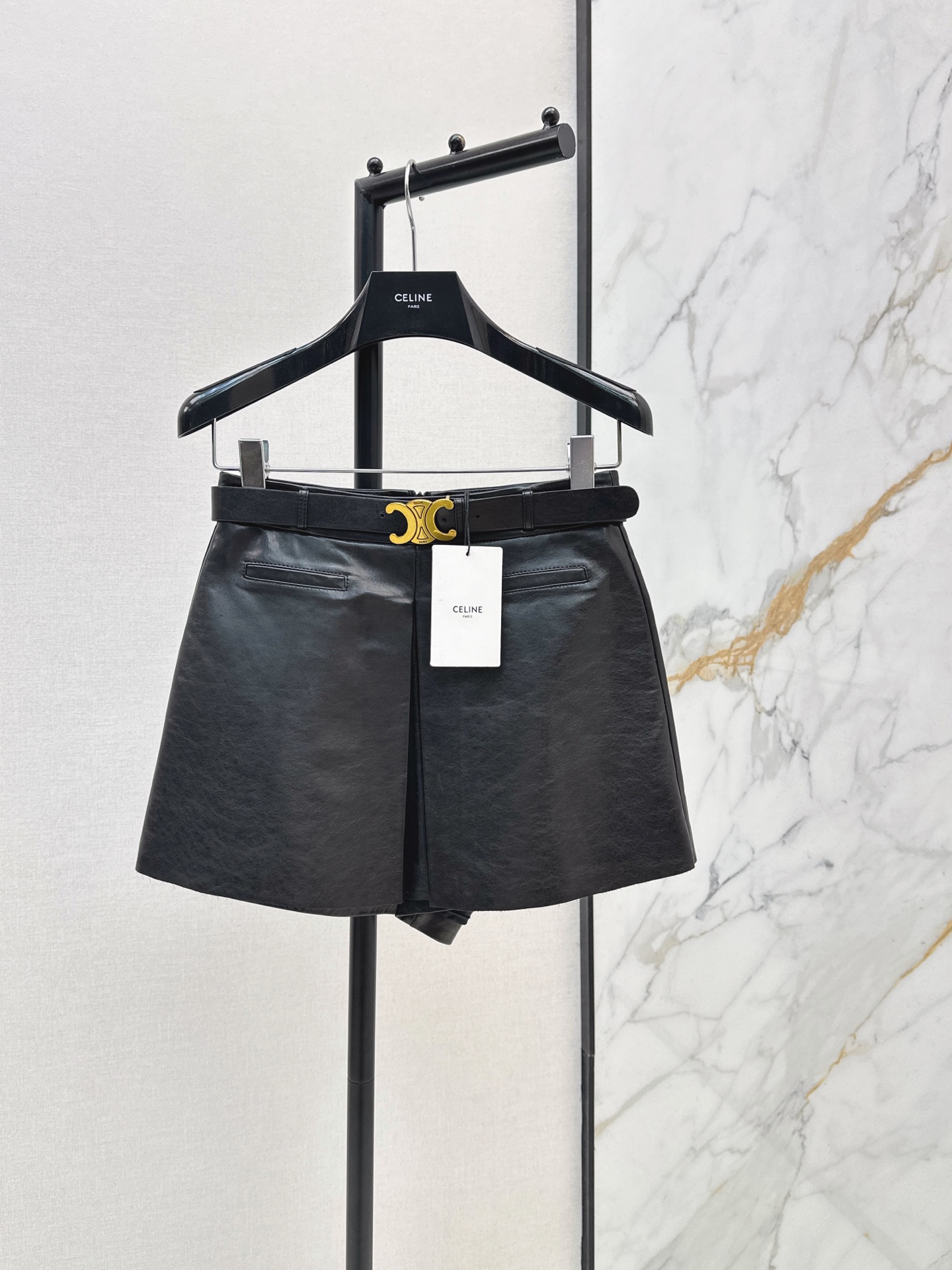 NO:888284,Ce 26Ss - the latest belted lambskin leather trouser skirt for spring and summer. This year's super popular leather trouser skirt has been planted countless times. The perfect combination of cross-style leather skirt and trousers to achieve the visual sense of the upper body of a skirt while preventing exposure. It is cool, stylish and versatile. Suitable for various occasions. Two-color smlxl, skirts, sheepskin,19860909Ce 26Ss————春夏最新款腰带装小羊皮皮皮裤裙今年超火爆的被无数次种草的皮裤裙 交叉式皮裙与裤子的完美结合 实现半裙的上身视觉感 同时又能防走光 飒爽有型更百搭 适合各种场合 两色smlxl,,skirts,sheepskin,,Women's clothing