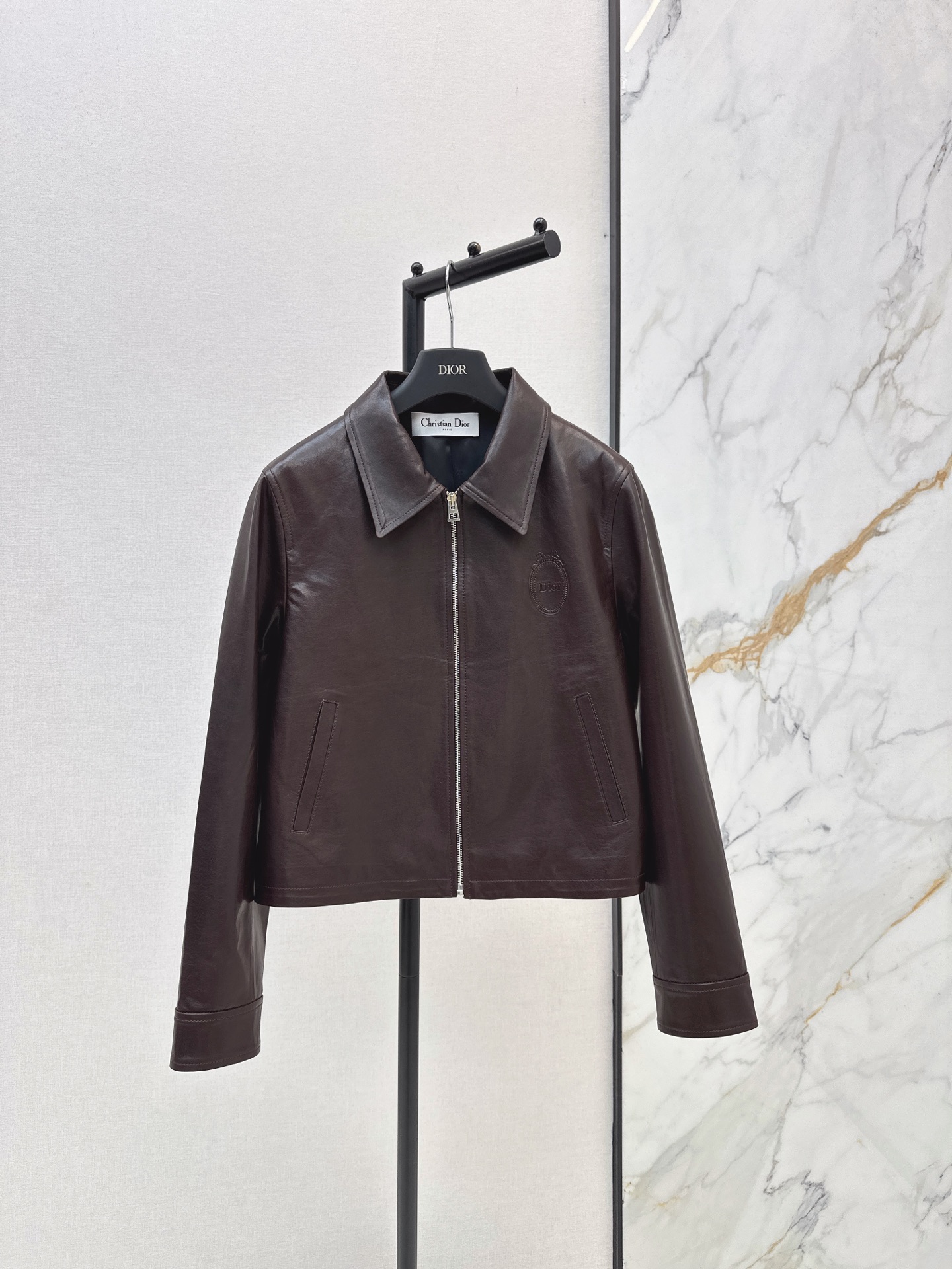 NO:888309,CD 26Ss————The latest autumn and winter exquisite logo embossed pattern lapel leather jacket. The contrast can be sweet or salty. Thick and delicate texture. Classic version, versatile and slim. 100% sheepskin texture, delicate and flexible design, low-key luxury. A must-have item for the wardrobe. Two-color sml,,jackets & coats,jackets & coats,sheepskin,19860909CD 26Ss————秋冬最新款精致logo压花图案翻领皮夹克外套反差感可甜可盐 厚实质感细腻绝绝子 经典版型百搭又显瘦 百分百羊皮质感细腻柔韧设计低调奢华 衣橱必备气质单品 两色sml,,jackets & coats,jackets & coats,sheepskin,,Women's clothing