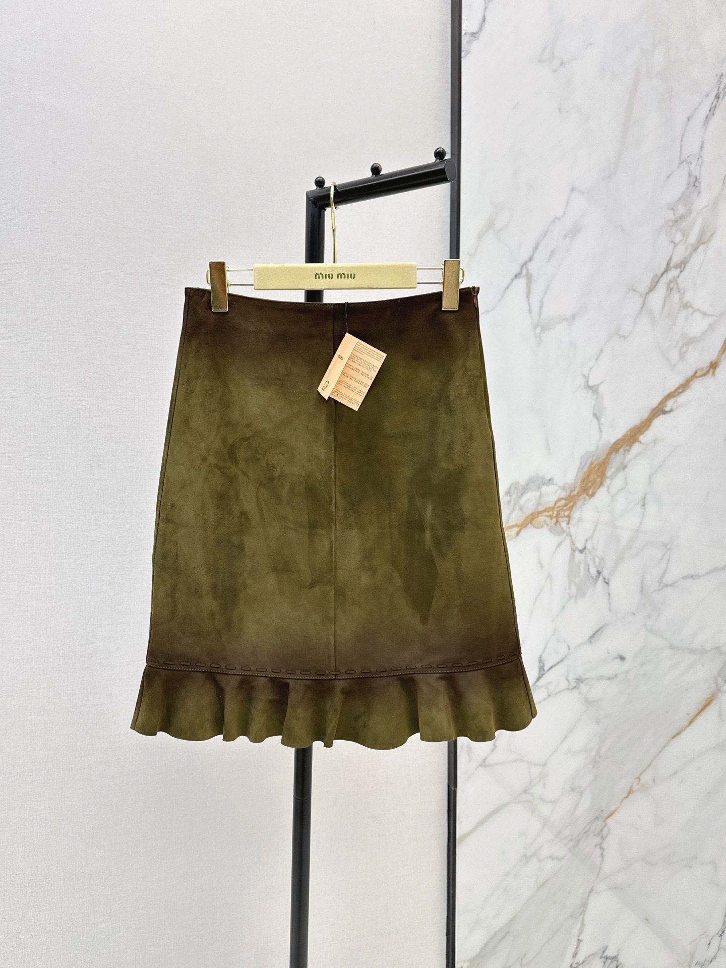 NO:888319,Miu 26Ss is an age-reducing style outfit. Miu 26Ss is the latest style of suede leather skirt with distressed color rubbing technology in early autumn. It has a high-waisted lotus leaf fishtail skirt. It has retro elegance ~ a high-waisted and domineering interpretation. It is full of legs from the waist down. It is so beautiful that it has no friends. It looks great with any T or shirt!  Intellectual and elegant feeling two colors,,miumiu,skirts,shirts,19860909减龄缪系穿搭 Miu 26Ss————早秋最新款做旧擦色工艺绒面皮半裙高腰荷叶鱼尾裙摆 复古之余的优雅～高腰霸气演绎 腰以下全是腿 美到没朋友 随便搭件T还是衬衫都范超赞！知性优雅的感觉 两色,,miumiu,skirts,shirts,,Women's clothing