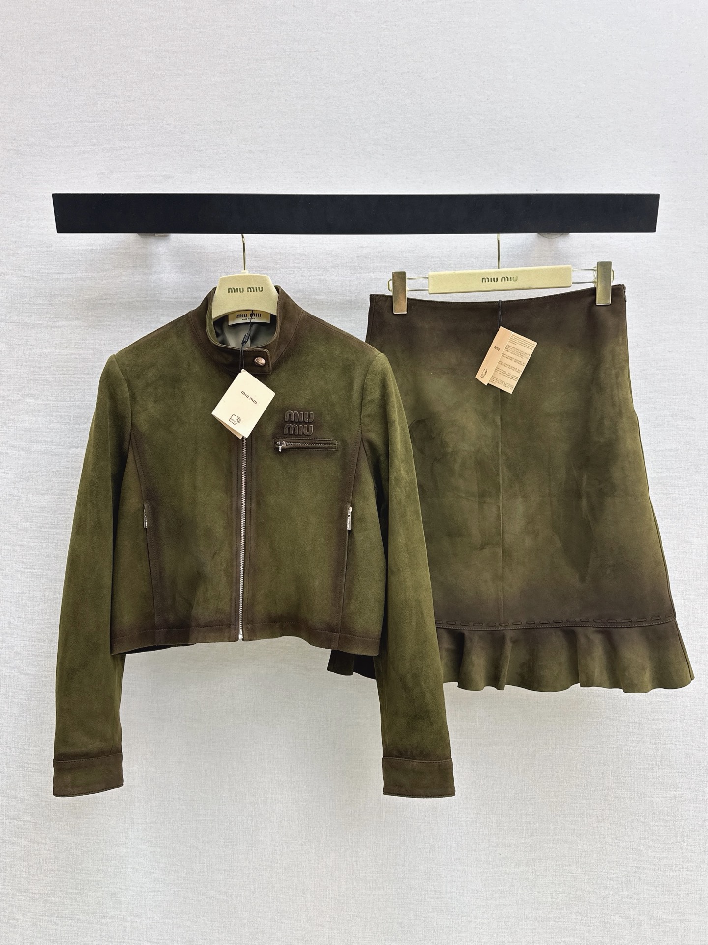 NO:888331,Miu 26Ss, the latest retro suede jacket and leather jacket for early autumn, has a modern and fashionable design with hand-made distressed color rubbing technology. The three-dimensional tailoring seems to be a simple version and is super heavy-duty!  Top imported suede lambskin, leather texture, oily and delicate, two-color sml,,miumiu,jackets & coats,jackets & coats,leather jacket,sheepskin,chamois leather,19860909减龄缪系穿搭 Miu 26Ss————早秋最新款复古麂皮绒夹克皮衣外套摩登时髦的手工做旧擦色工艺设计 立体剪裁看似简单版型超重工！顶级进口麂皮绒小羊皮 皮质肉感油润细腻 两色sml,,miumiu,jackets & coats,jackets & coats,leather jacket,sheepskin,chamois leather,,Women's clothing