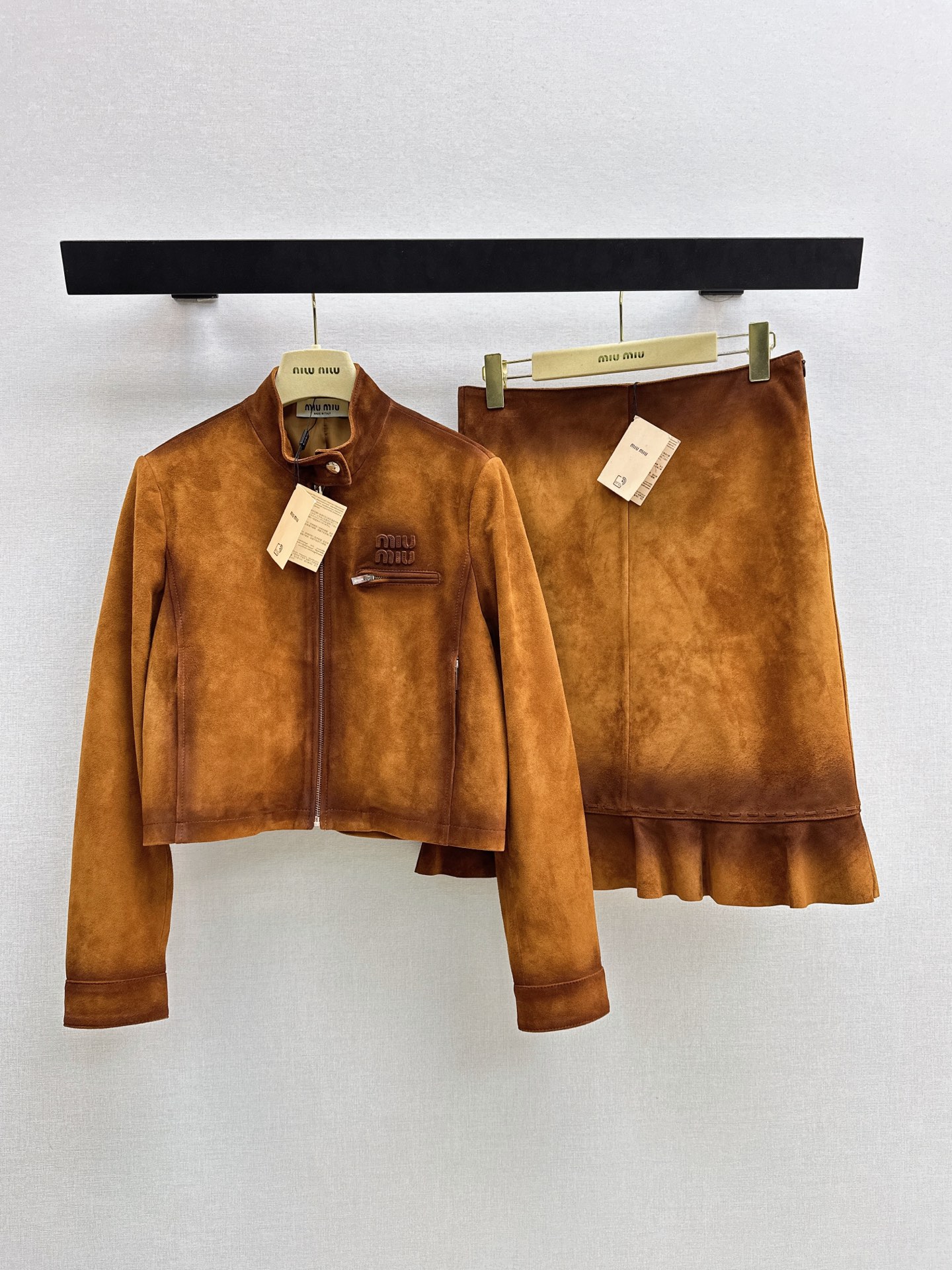 NO:888353,Miu 26Ss, the latest retro suede jacket and leather jacket for early autumn, has a modern and fashionable design with hand-made distressed color rubbing technology. The three-dimensional tailoring seems to be a simple version and is super heavy-duty!  Top imported suede lambskin, leather texture, oily and delicate, two-color sml,,miumiu,jackets & coats,jackets & coats,leather jacket,sheepskin,chamois leather,19860909减龄缪系穿搭 Miu 26Ss————早秋最新款复古麂皮绒夹克皮衣外套摩登时髦的手工做旧擦色工艺设计 立体剪裁看似简单版型超重工！顶级进口麂皮绒小羊皮 皮质肉感油润细腻 两色sml,,miumiu,jackets & coats,jackets & coats,leather jacket,sheepskin,chamois leather,,Women's clothing